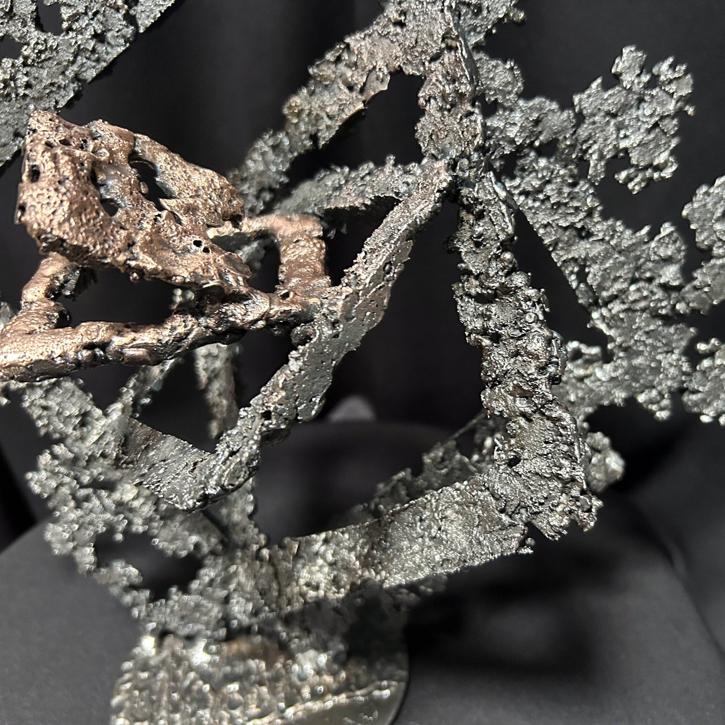 Détail sculpture carrés imbriqués en acier et bronze – Philippe Buil