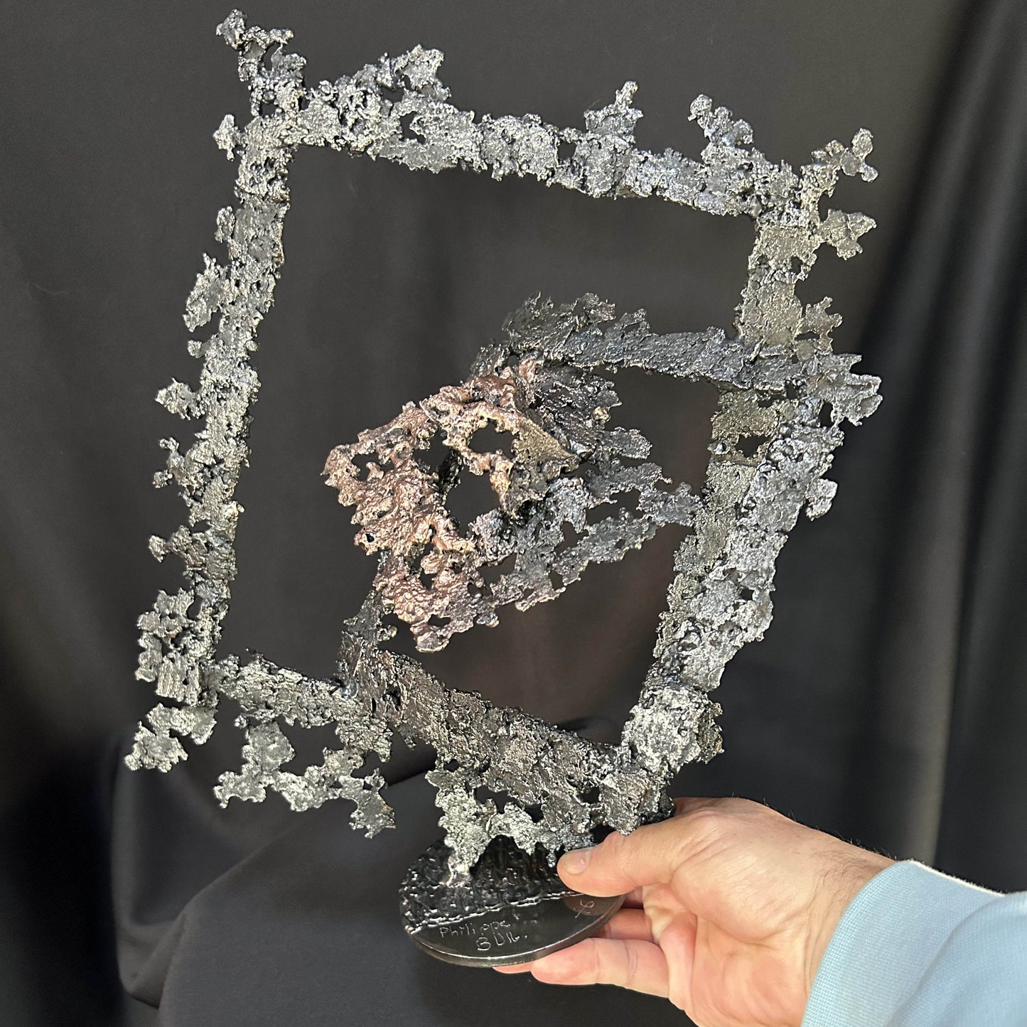 « Sculpture contemporaine Le Diamant du Seuil sur socle, jeu d’ombres et de vides dans la dentelle de métal. »