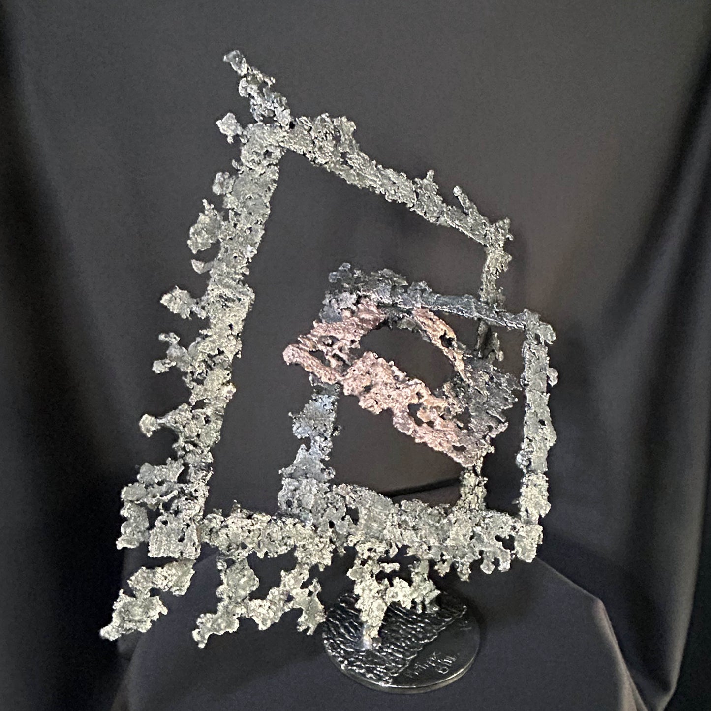 sculpture abstraite métal diamant suspendu