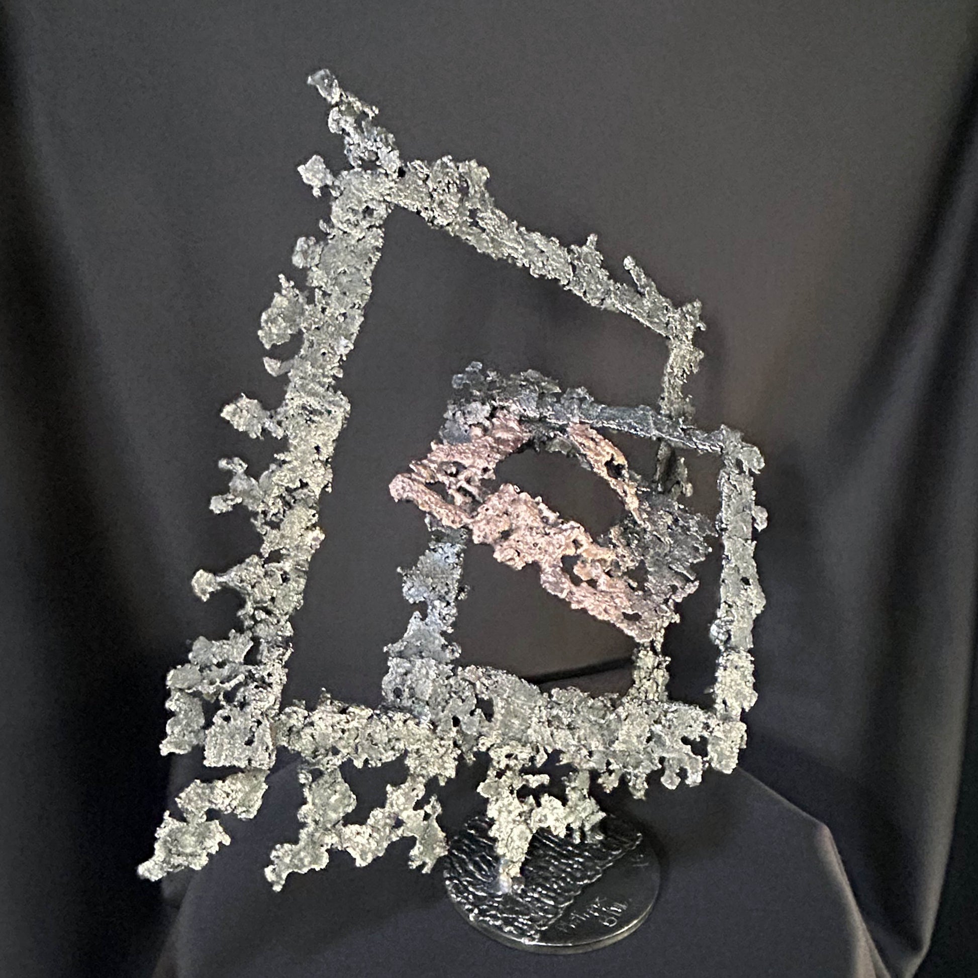 sculpture abstraite métal diamant suspendu