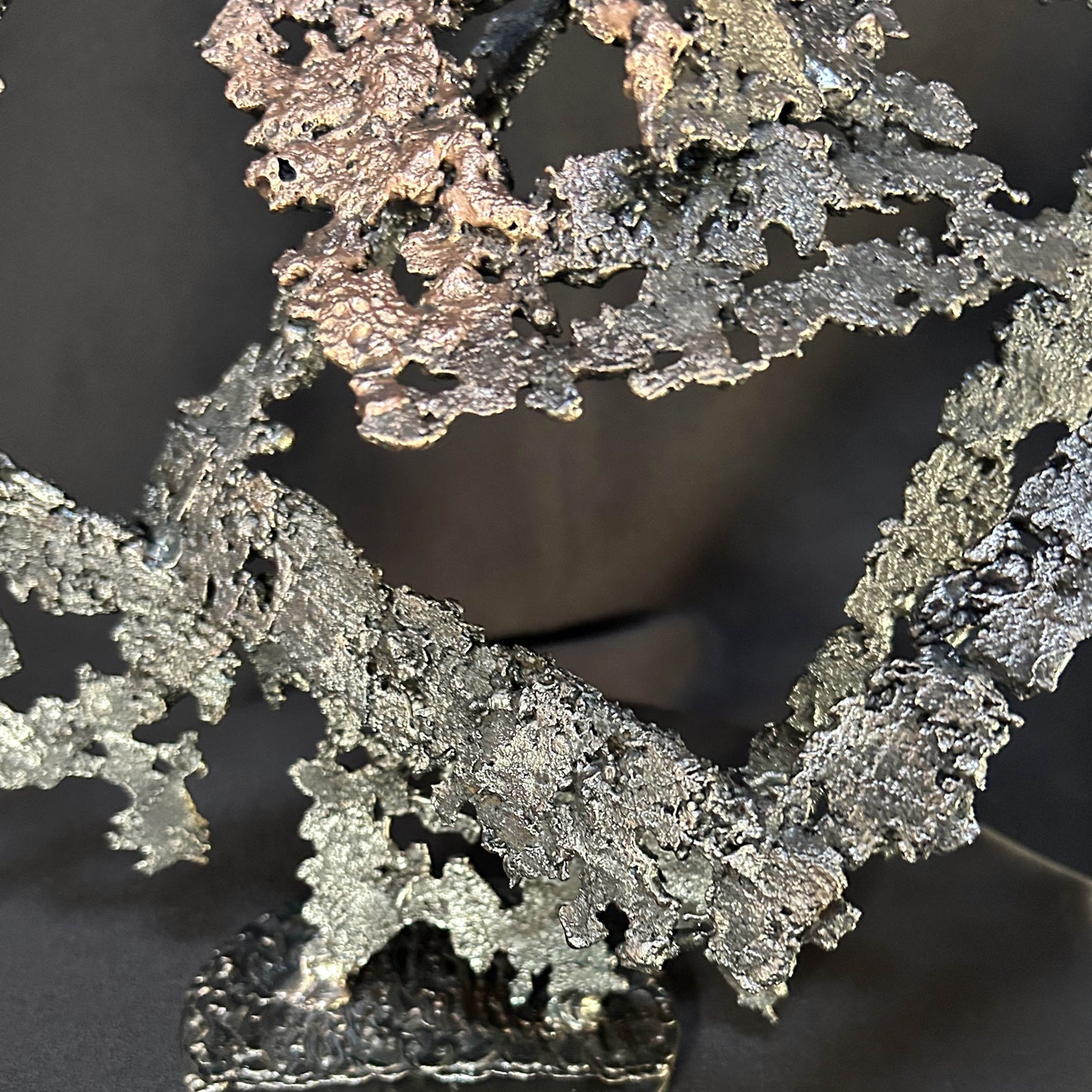 Sculpture Le Diamant du Seuil en dentelle de métal, carrés imbriqués en acier et bronze