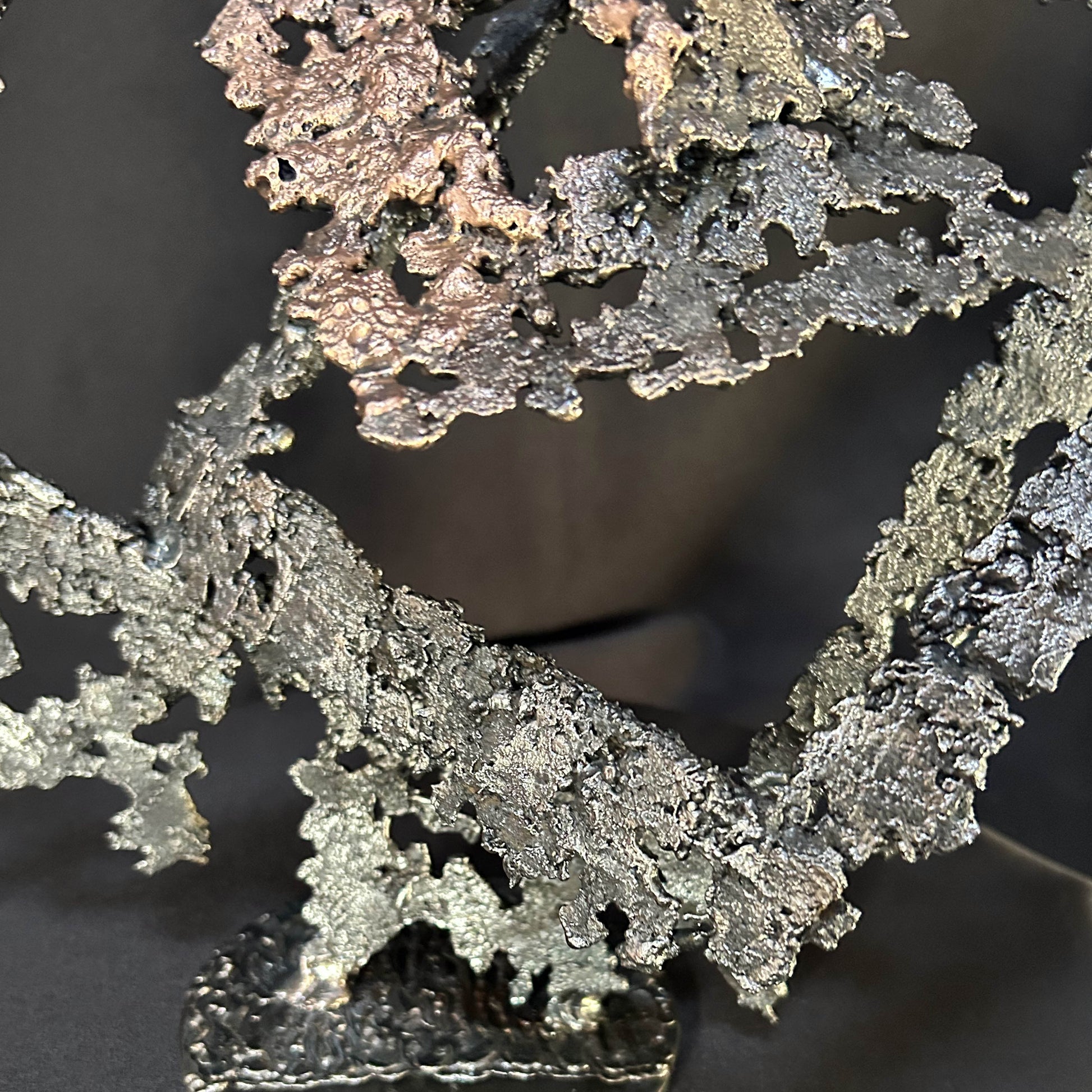 Sculpture Le Diamant du Seuil en dentelle de métal, carrés imbriqués en acier et bronze