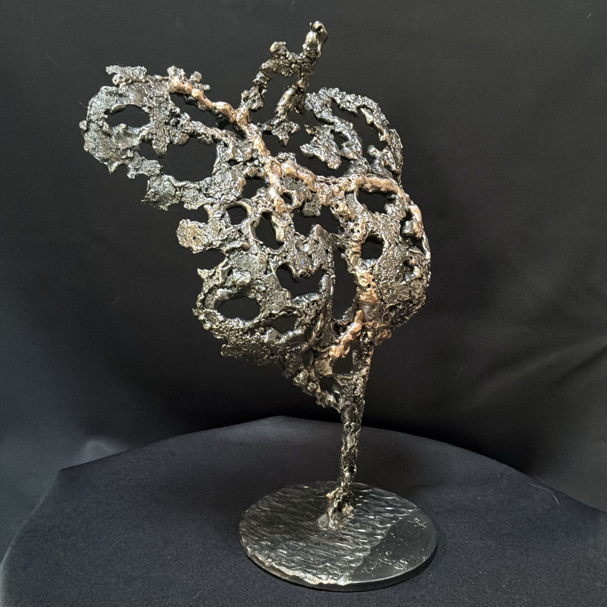 Profil de sculpture féminine contemporaine en acier et bronze signée Philippe Buil
