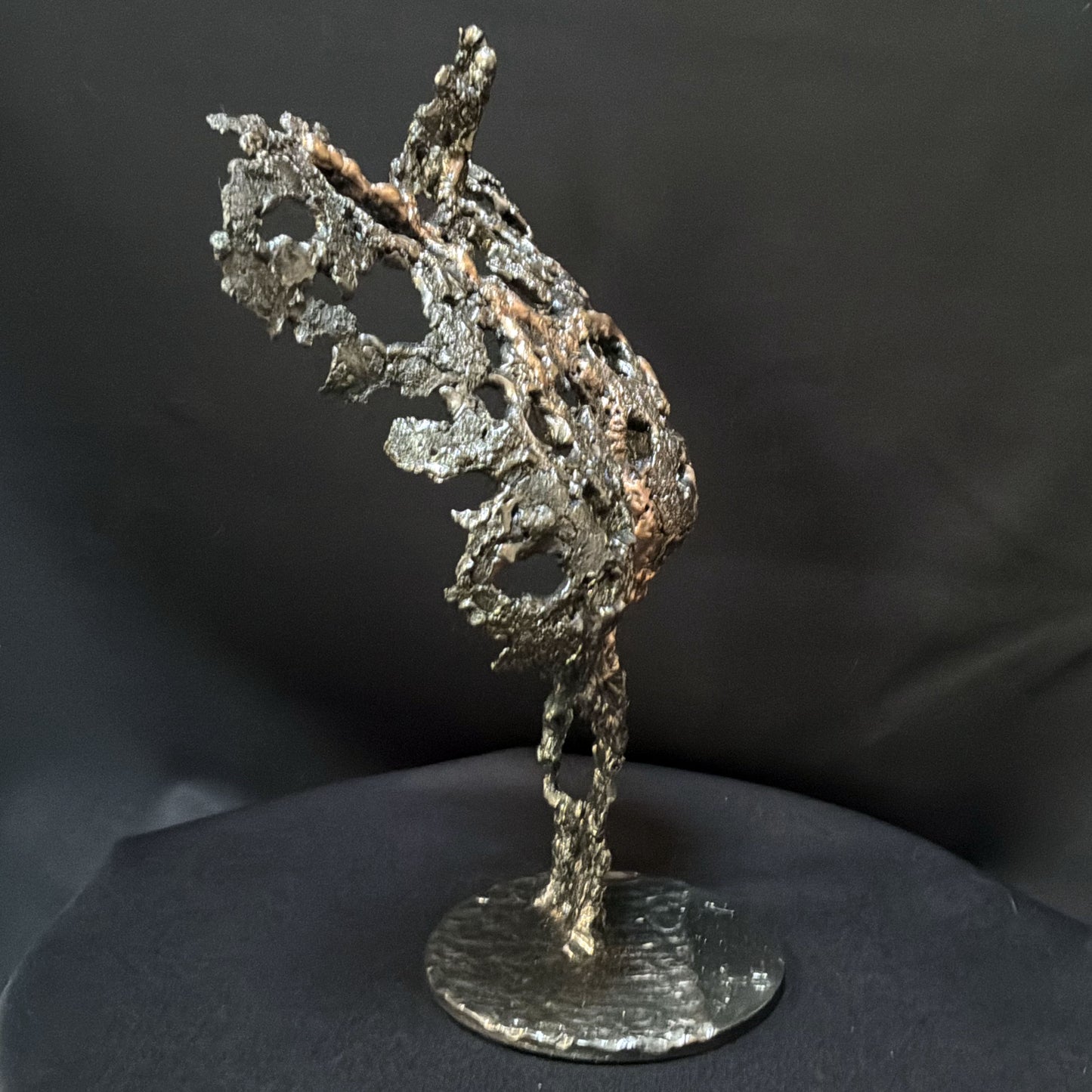 Profil de sculpture féminine contemporaine en acier et bronze signée Philippe Buil