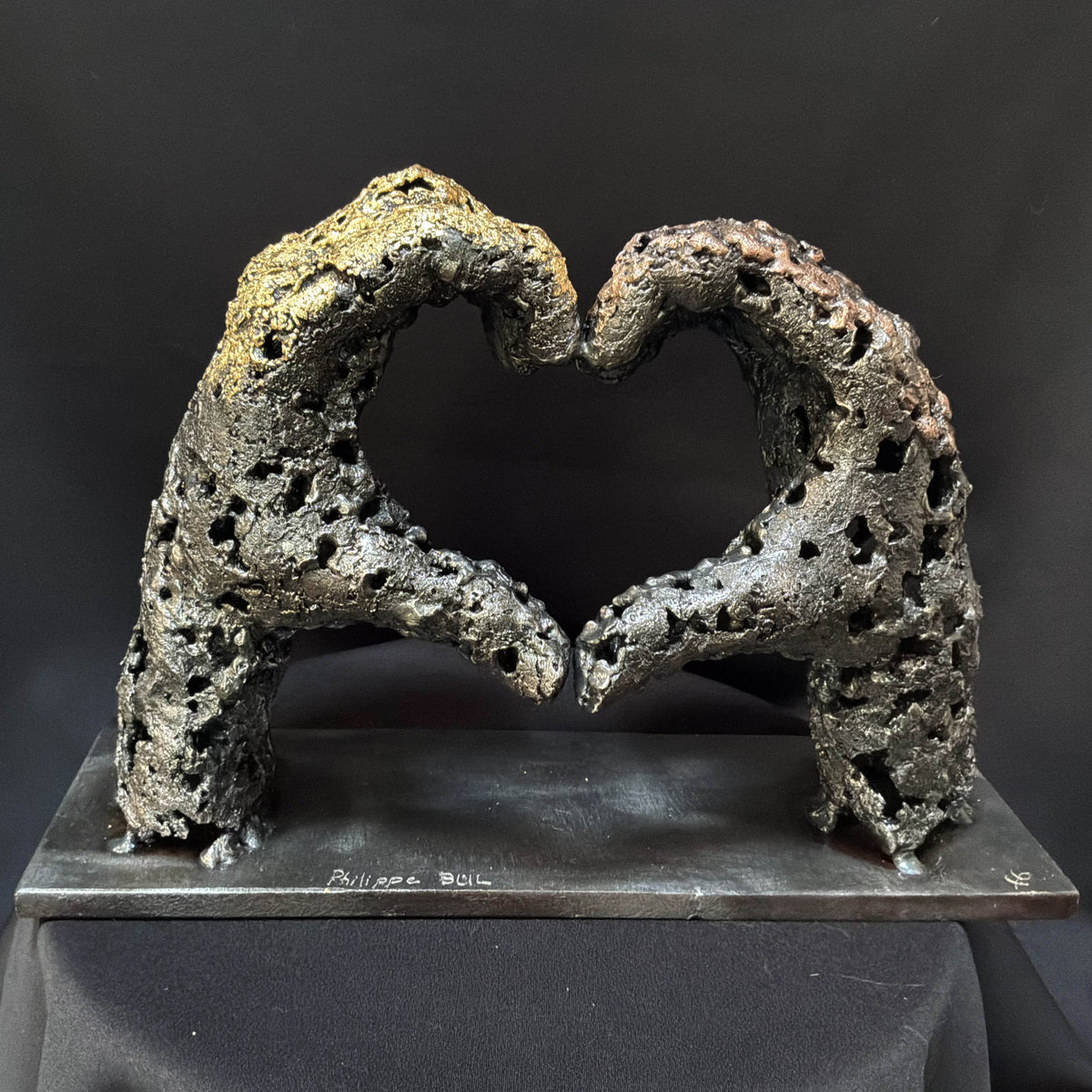 Sculpture « Un échange » de Philippe Buil, deux mains en dentelle de métal formant un cœur, acier et bronze avec feuille d’or 24 carats
