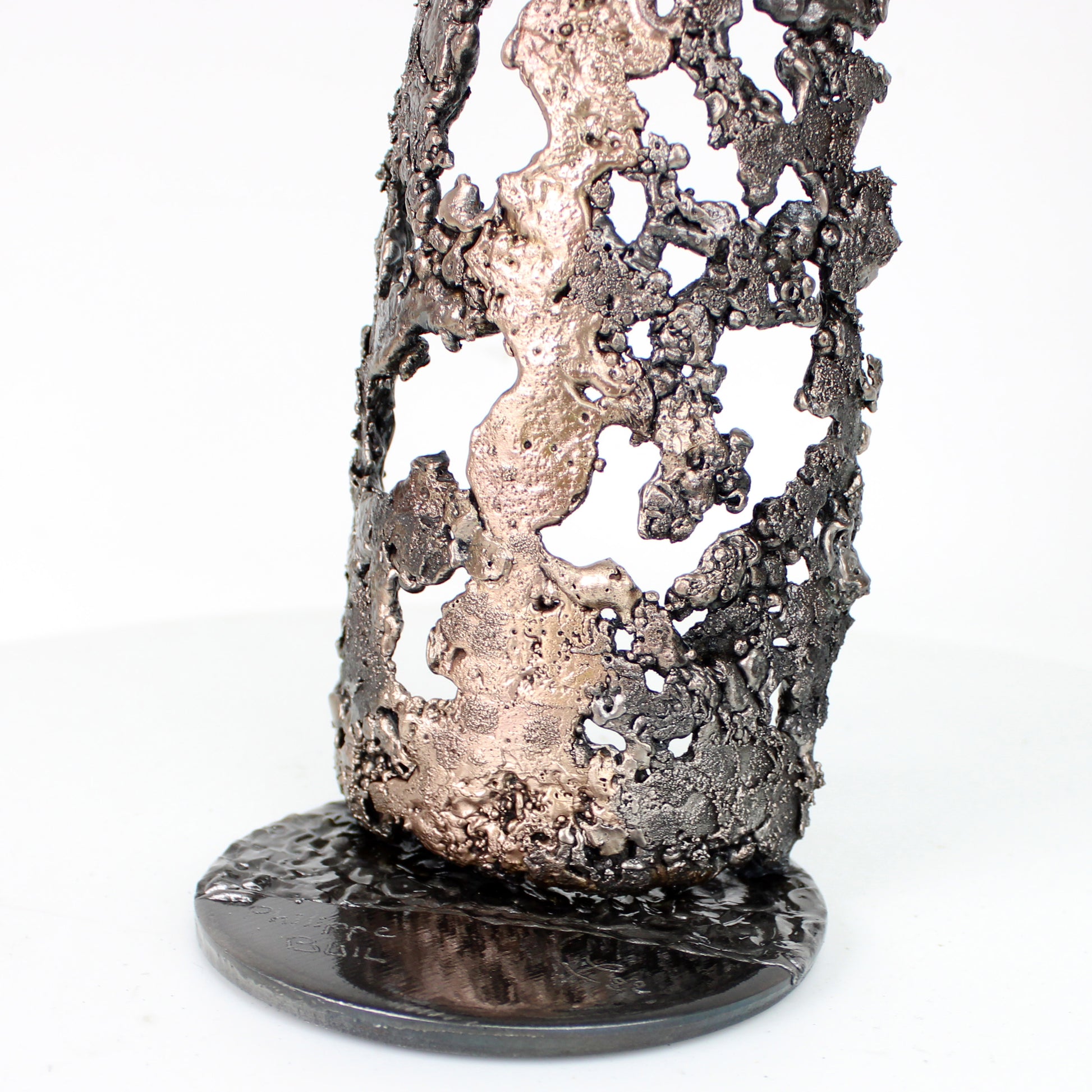 Sculpture de Philippe Buil représentant une bouteille de champagne en dentelle de métal : acier et bronze