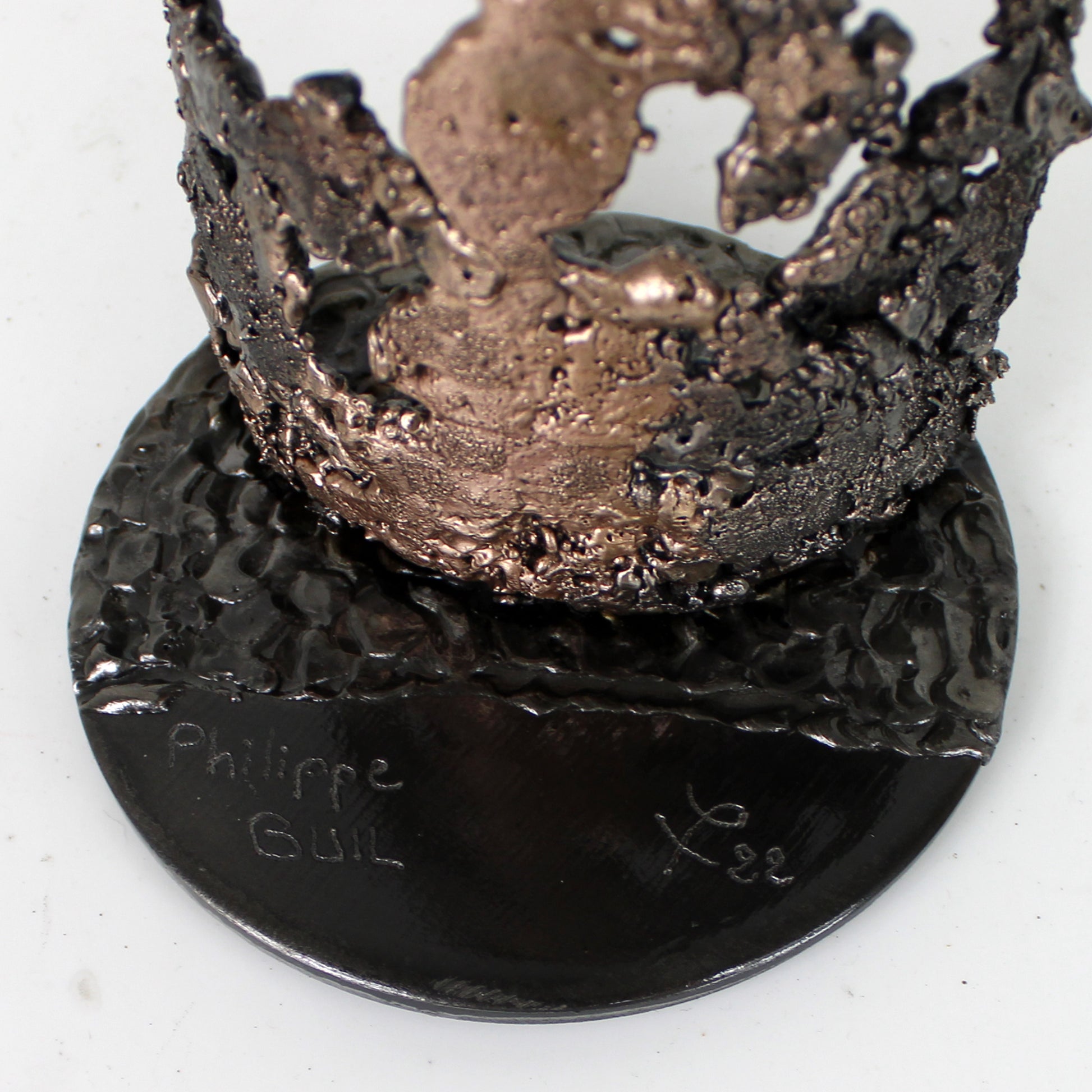 Sculpture de Philippe Buil représentant une bouteille de champagne en dentelle de métal : acier et bronze