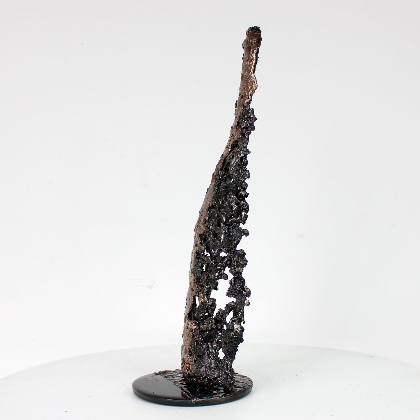 Sculpture de Philippe Buil représentant une bouteille de champagne en dentelle de métal : acier et bronze