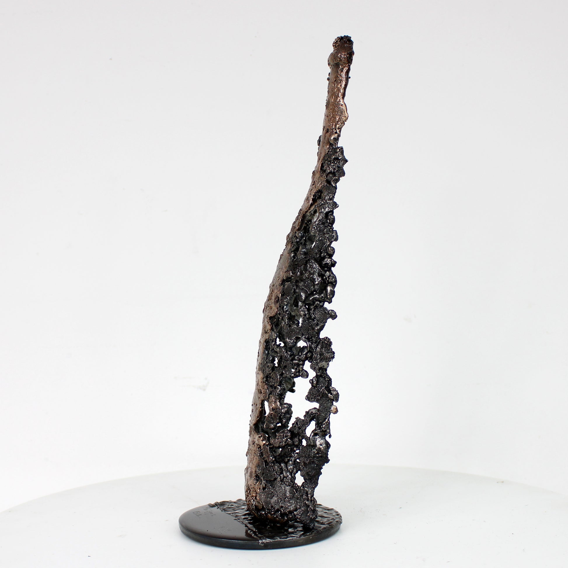 Sculpture de Philippe Buil représentant une bouteille de champagne en dentelle de métal : acier et bronze