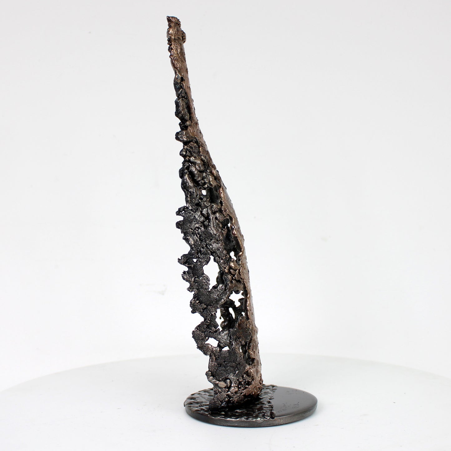 Sculpture de Philippe Buil représentant une bouteille de champagne en dentelle de métal : acier et bronze