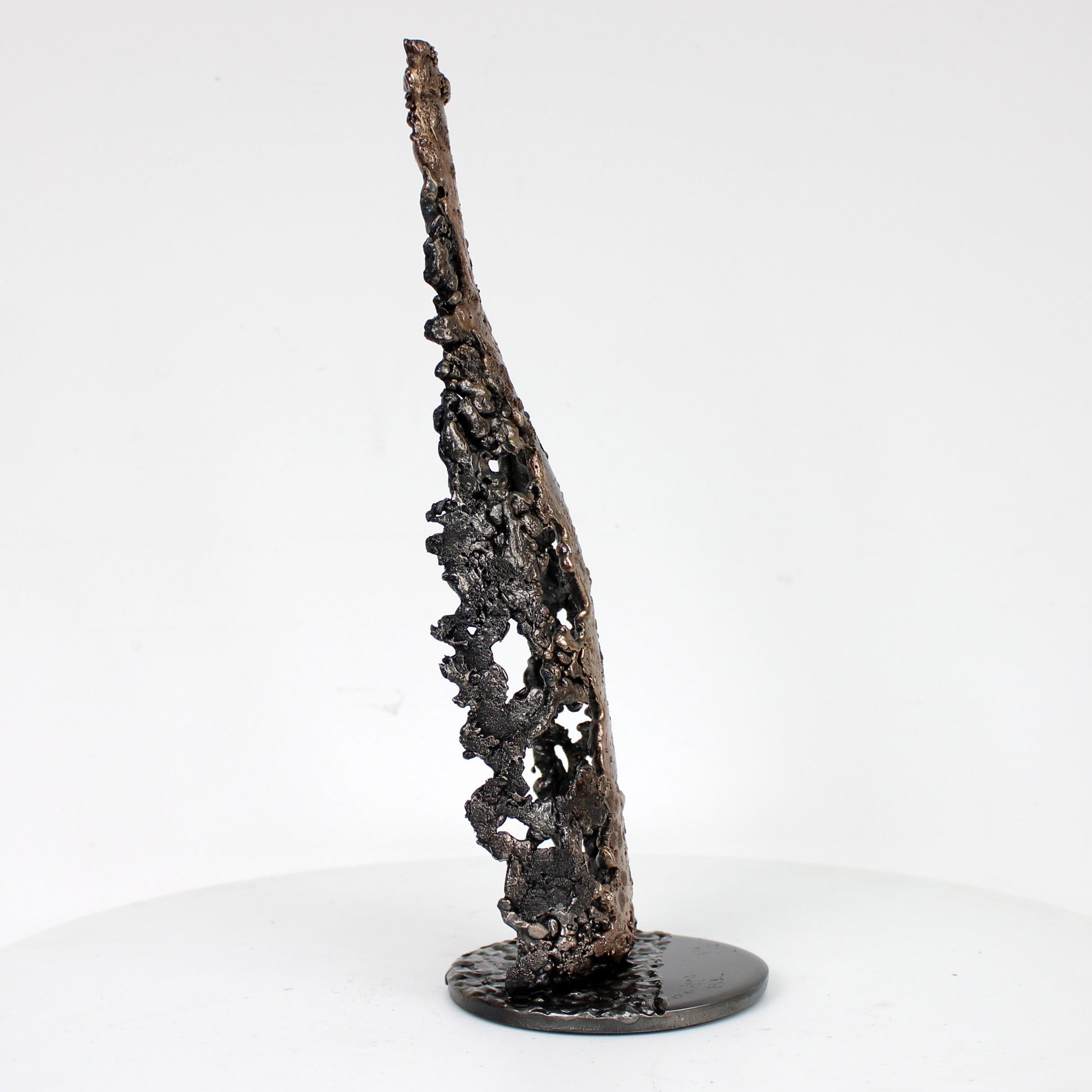 Sculpture de Philippe Buil représentant une bouteille de champagne en dentelle de métal : acier et bronze