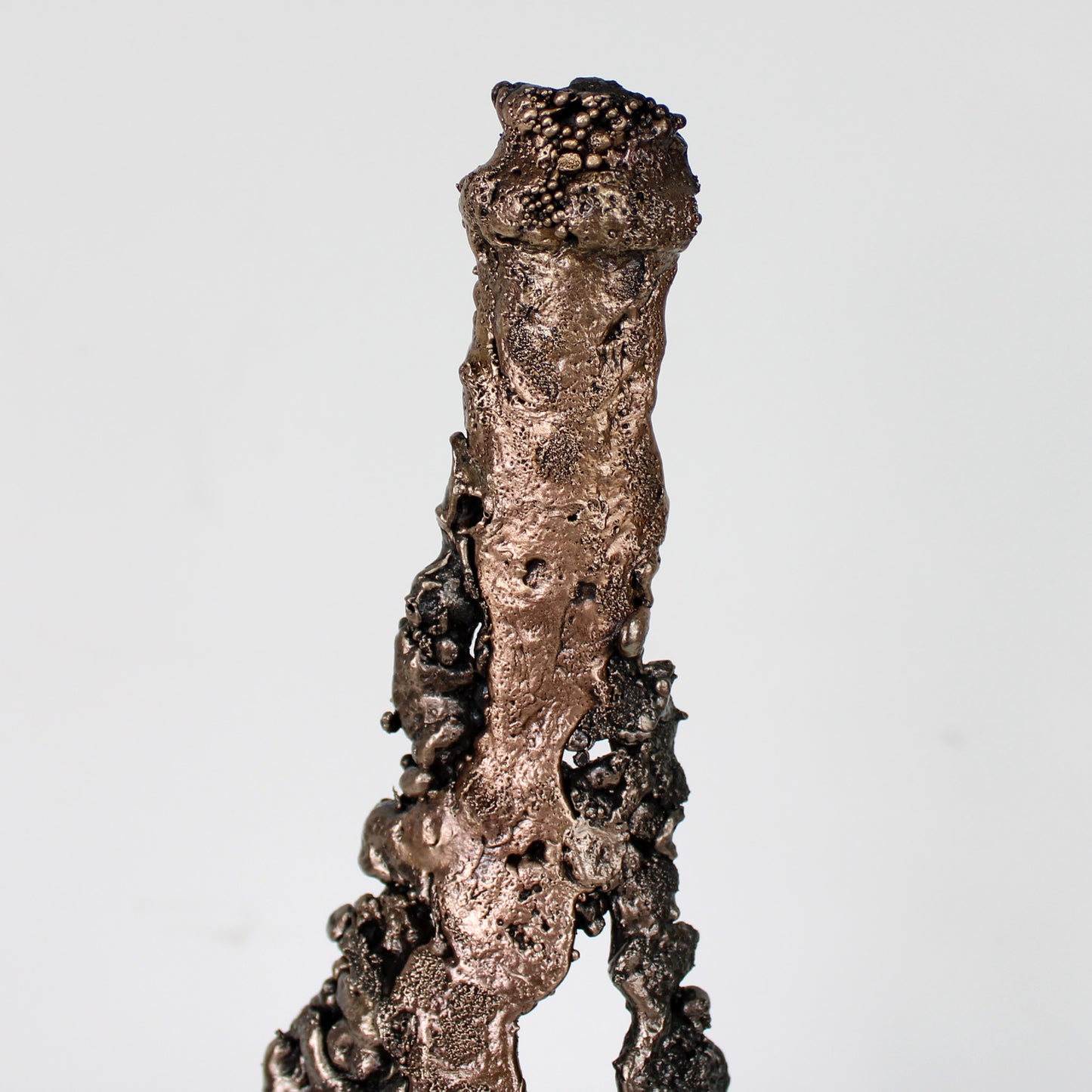 Sculpture de Philippe Buil représentant une bouteille de champagne en dentelle de métal : acier et bronze