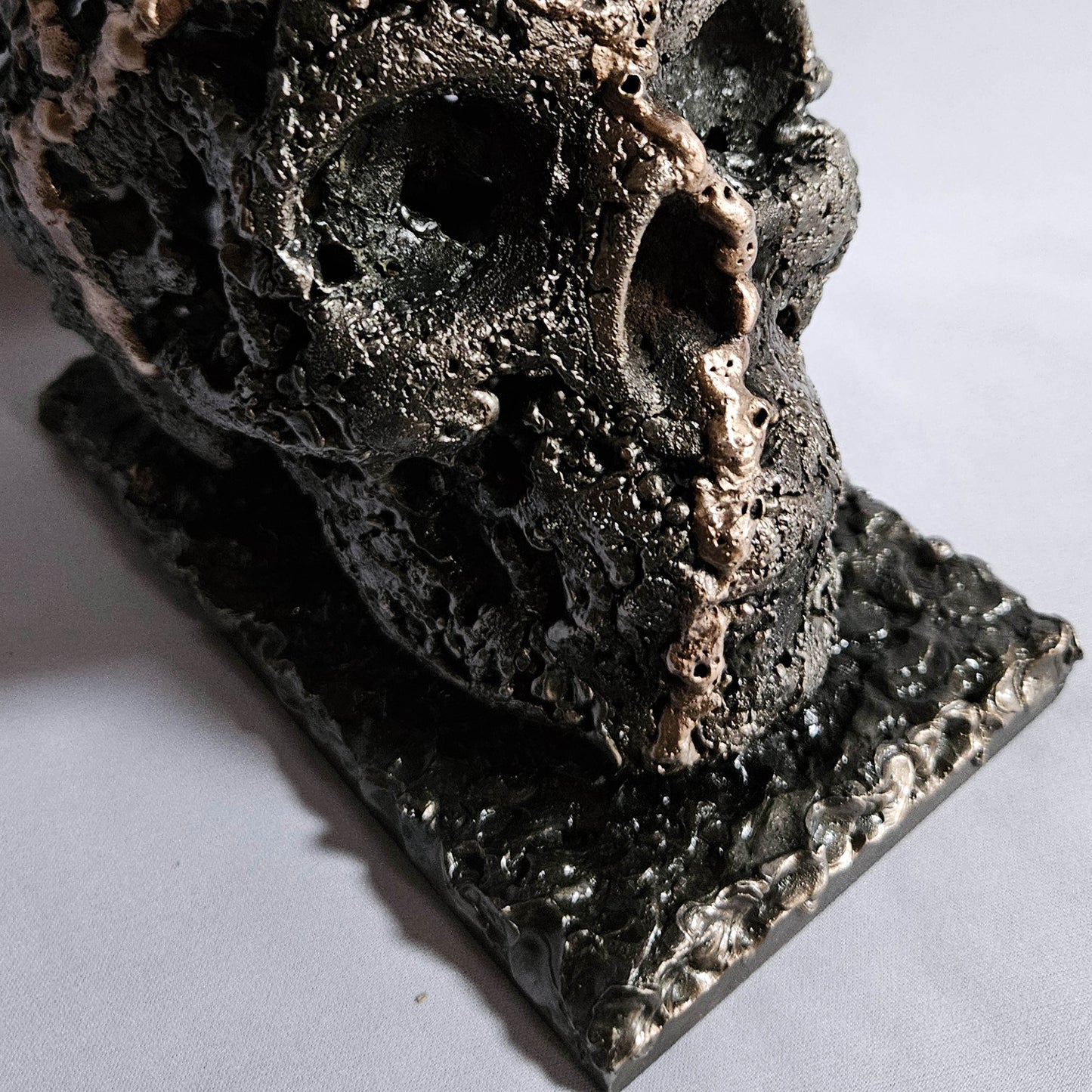 Vanité 3-24 - Sculpture crane metal dentelle acier et bronze