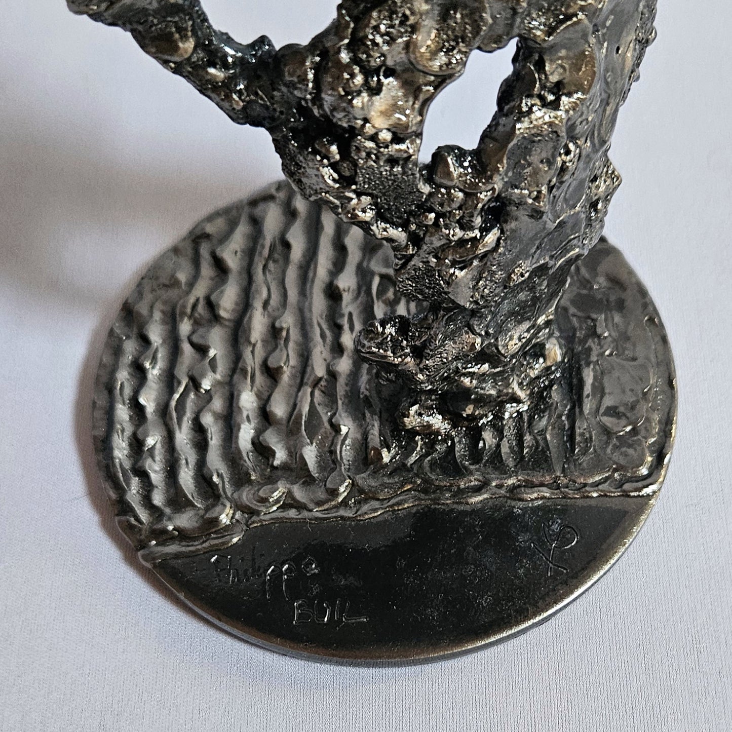 Signature de Philippe Buil sur Sculpture femme contemporaine ajourée en métal