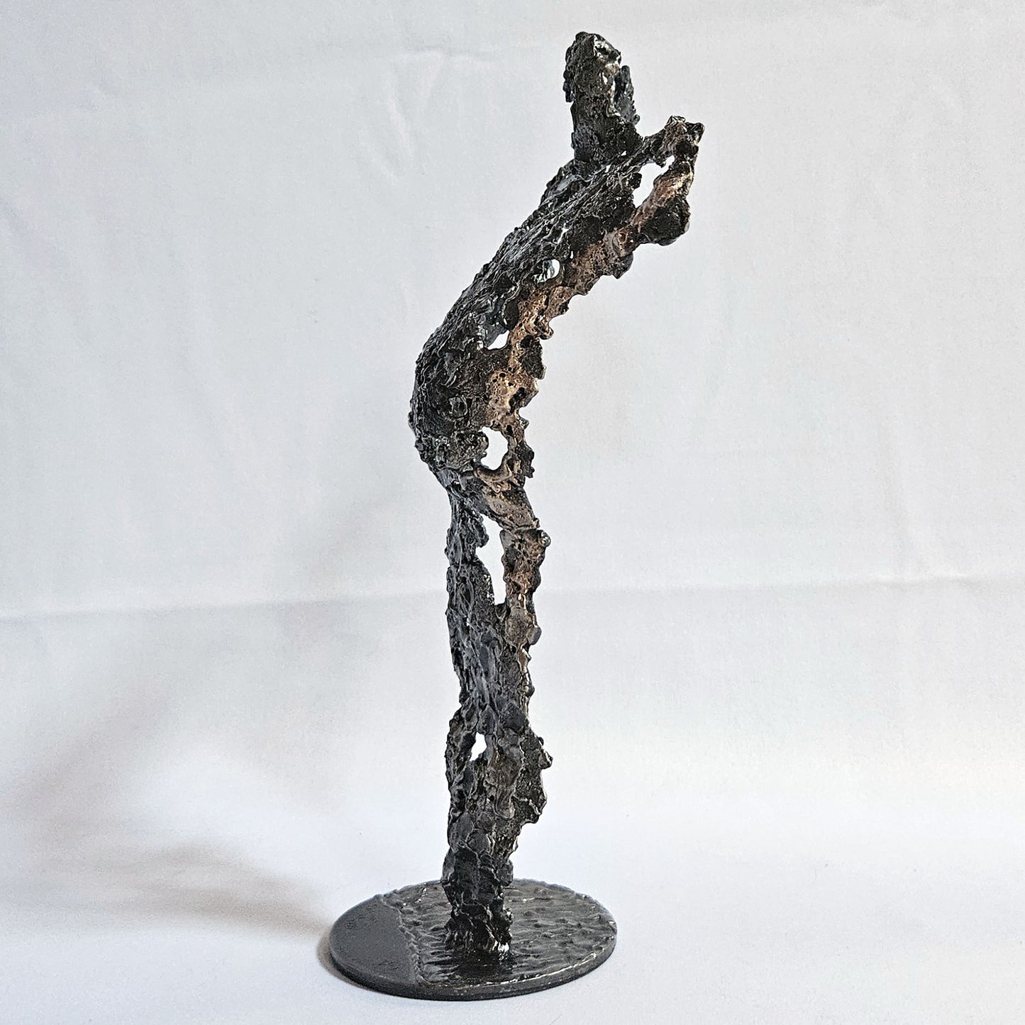 Sculpture silhouette femme en métal ajouré artistique