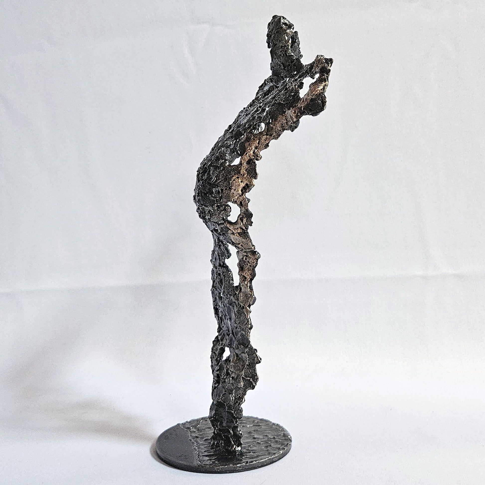 Sculpture silhouette femme en métal ajouré artistique