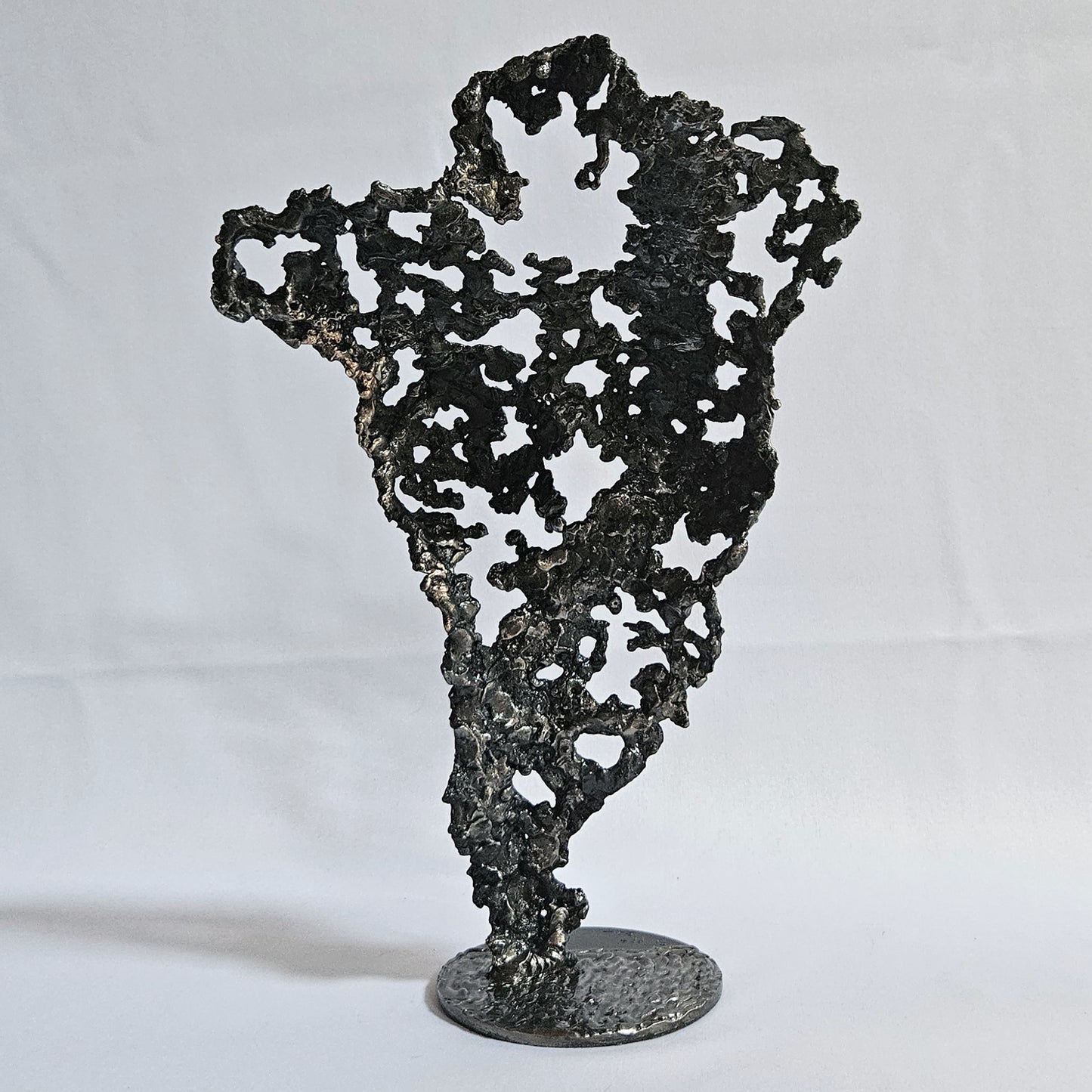 Sculpture silhouette femme en métal ajouré artistique - vue de dos