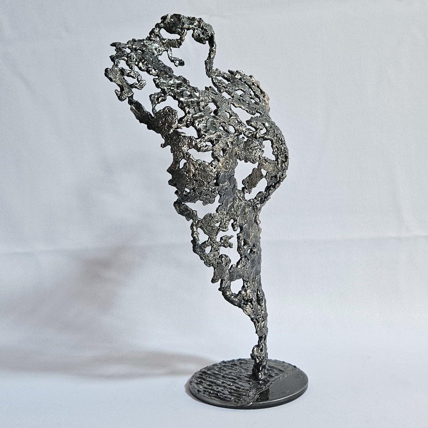 Œuvre contemporaine corps féminin en dentelle de métal
