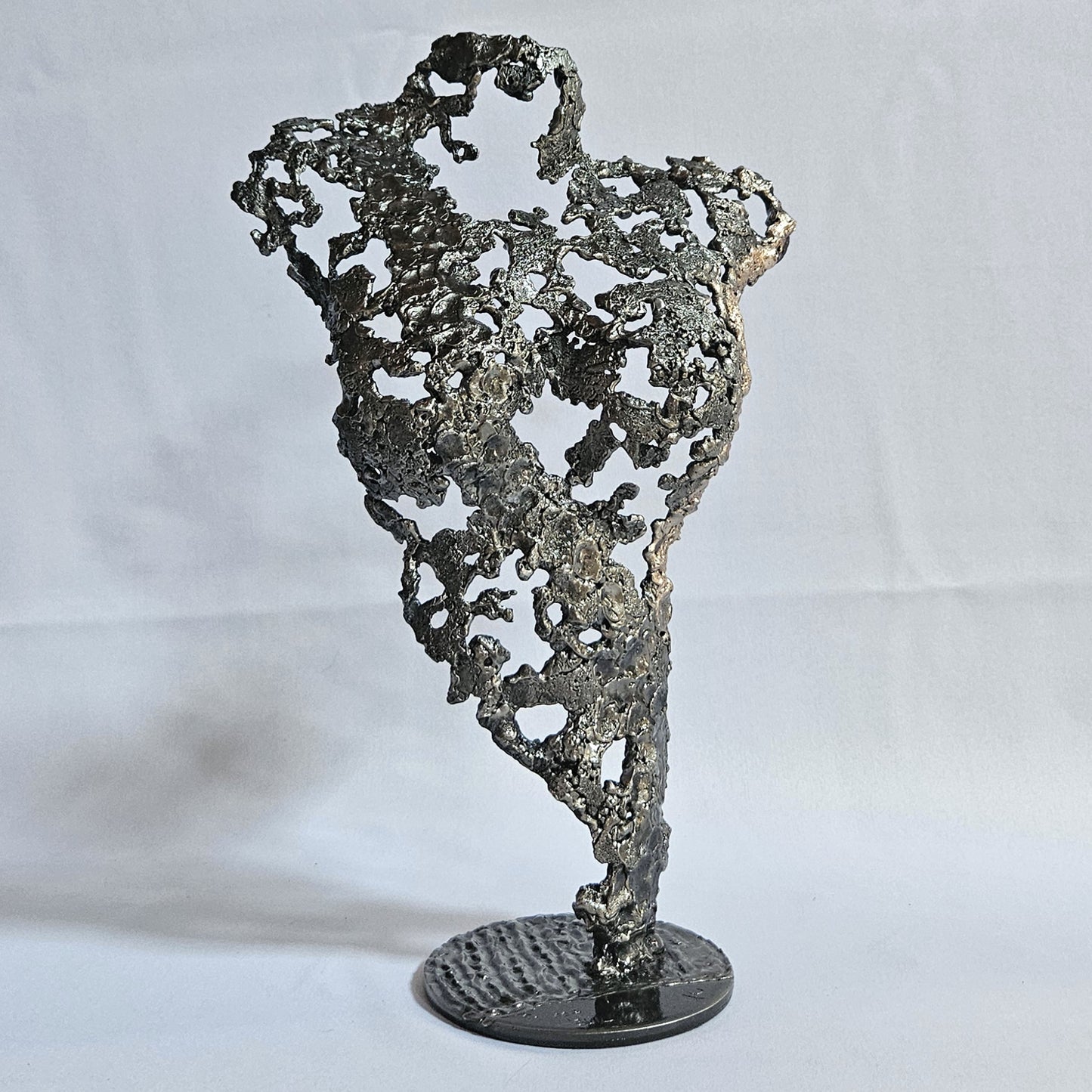 Œuvre contemporaine corps féminin en dentelle de métal