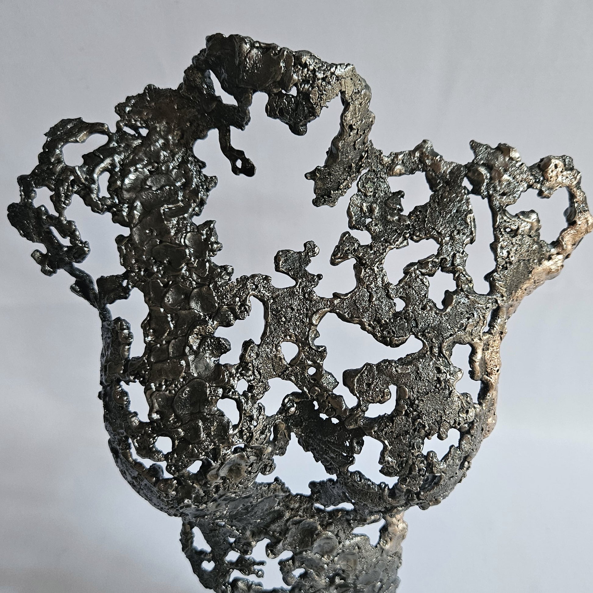 Détail corps féminin en acier et bronze effet dentelle