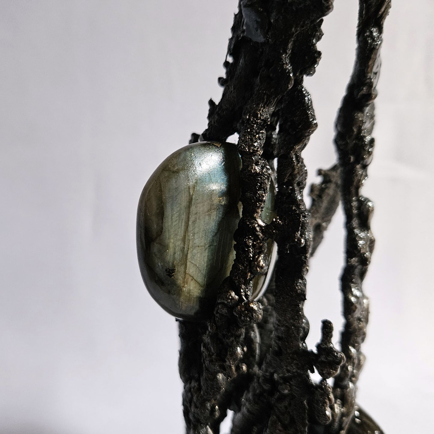 Labradorite 32-15 - Sculpture abstraite dentelle metal acier et pierre