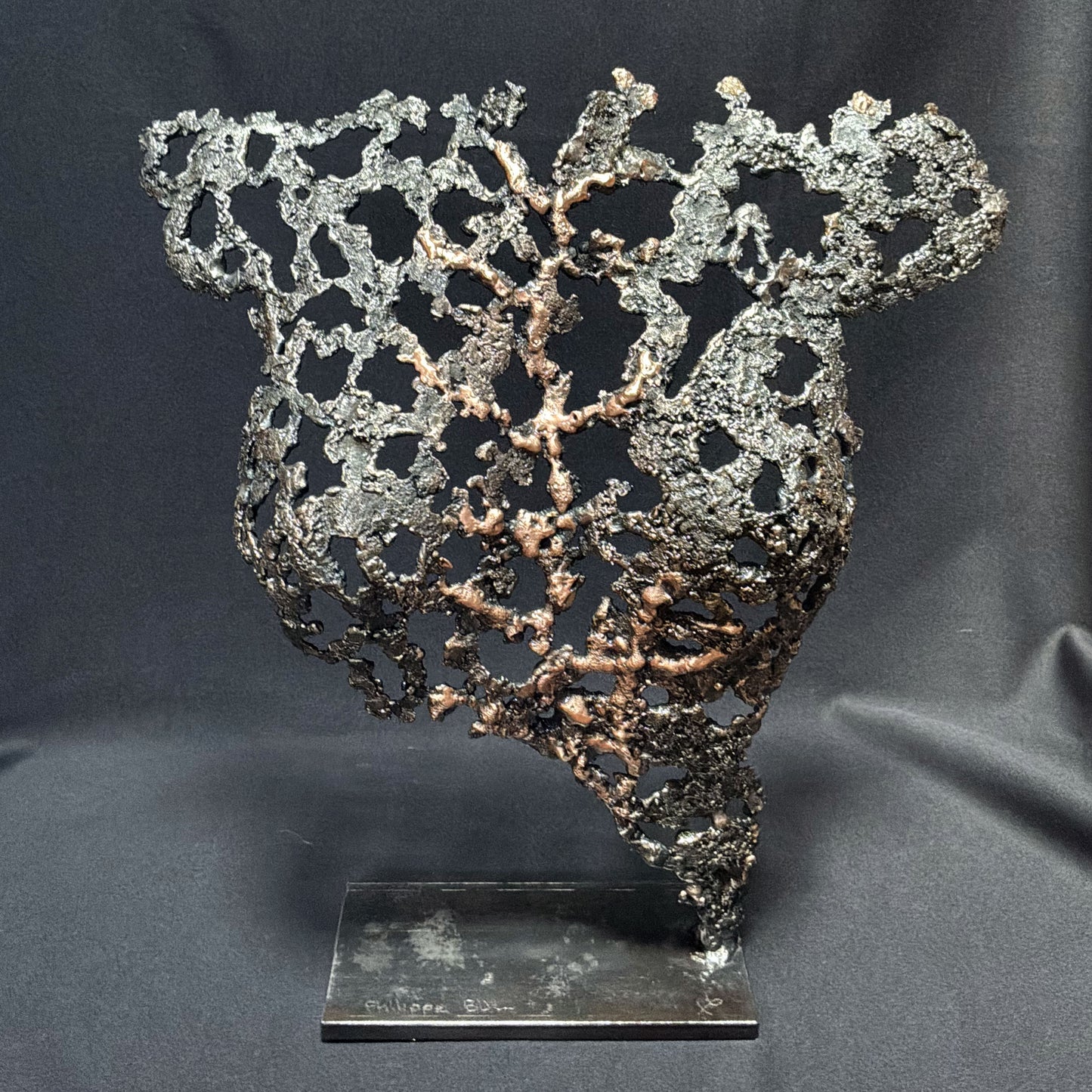 Belisama Au cœur de la matière, sculpture cœur anatomique en acier et bronze en dentelle de métal par Philippe Buil.