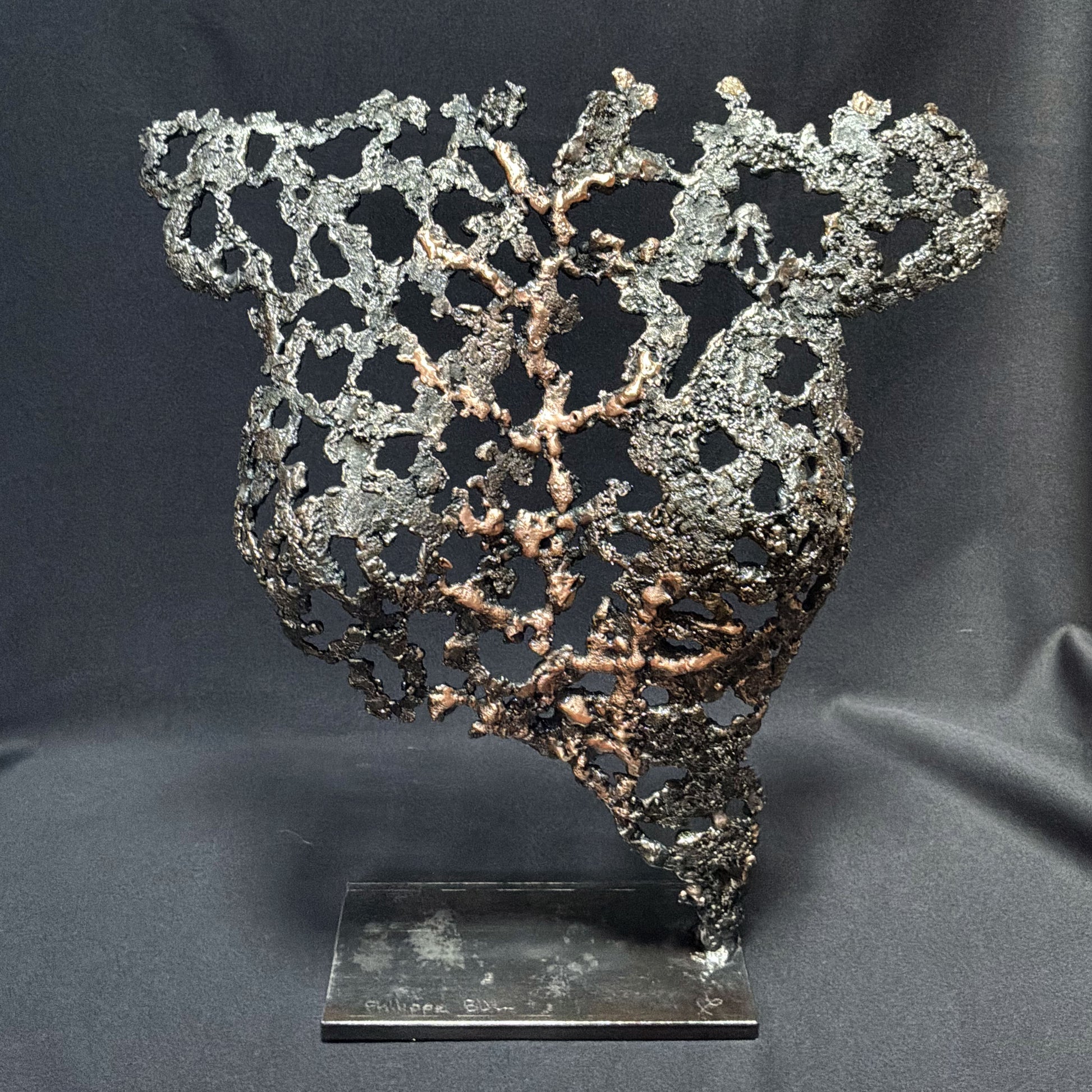 Belisama Au cœur de la matière, sculpture cœur anatomique en acier et bronze en dentelle de métal par Philippe Buil.