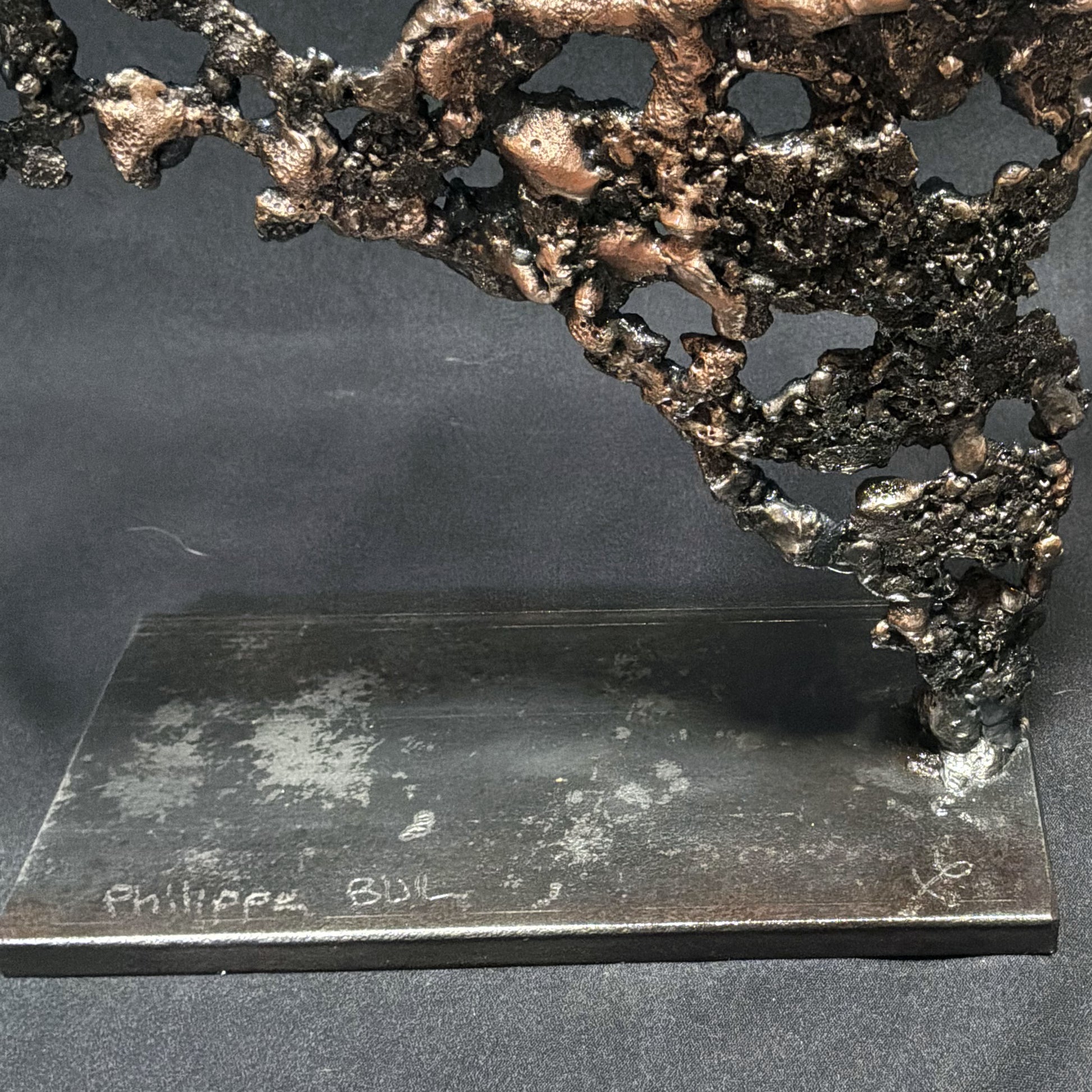 Signature sur le socle de Belisama Au coeur de la matière