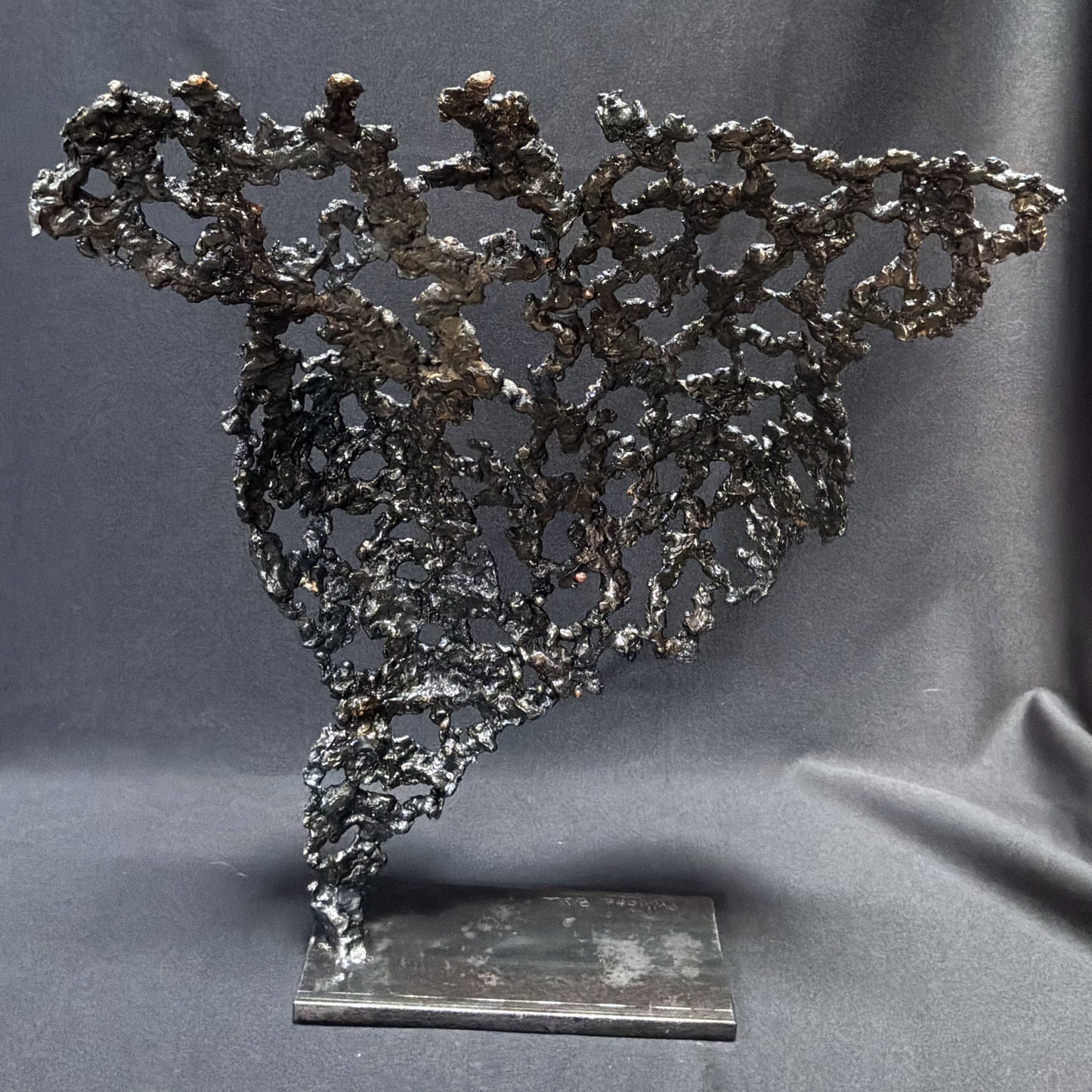 Vue de dos de Belisama Au cœur de la matière, sculpture contemporaine en acier et bronze ajouré.