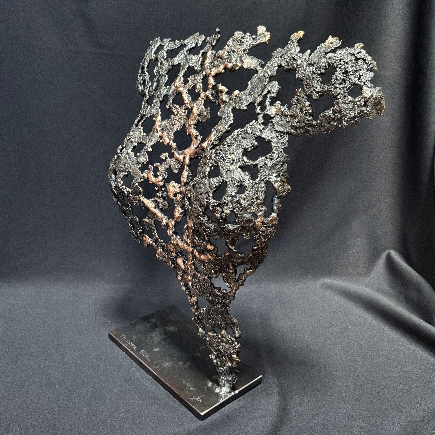 Profil de Belisama Au cœur de la matière révélant la finesse de la dentelle de métal et la transparence de la sculpture.