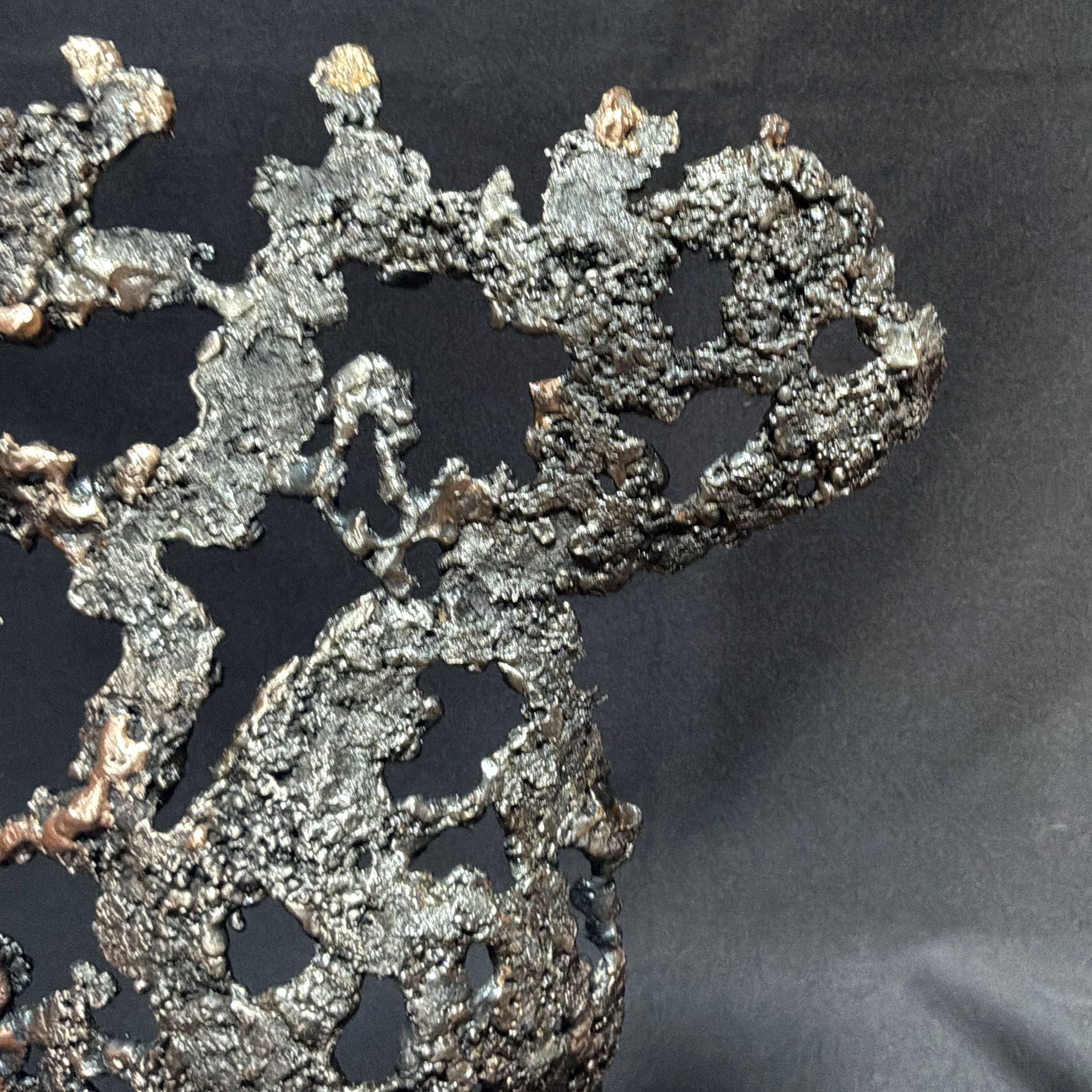 Détail de la texture en acier et bronze de Belisama Au cœur de la matière, sculpture contemporaine réalisée à la main.