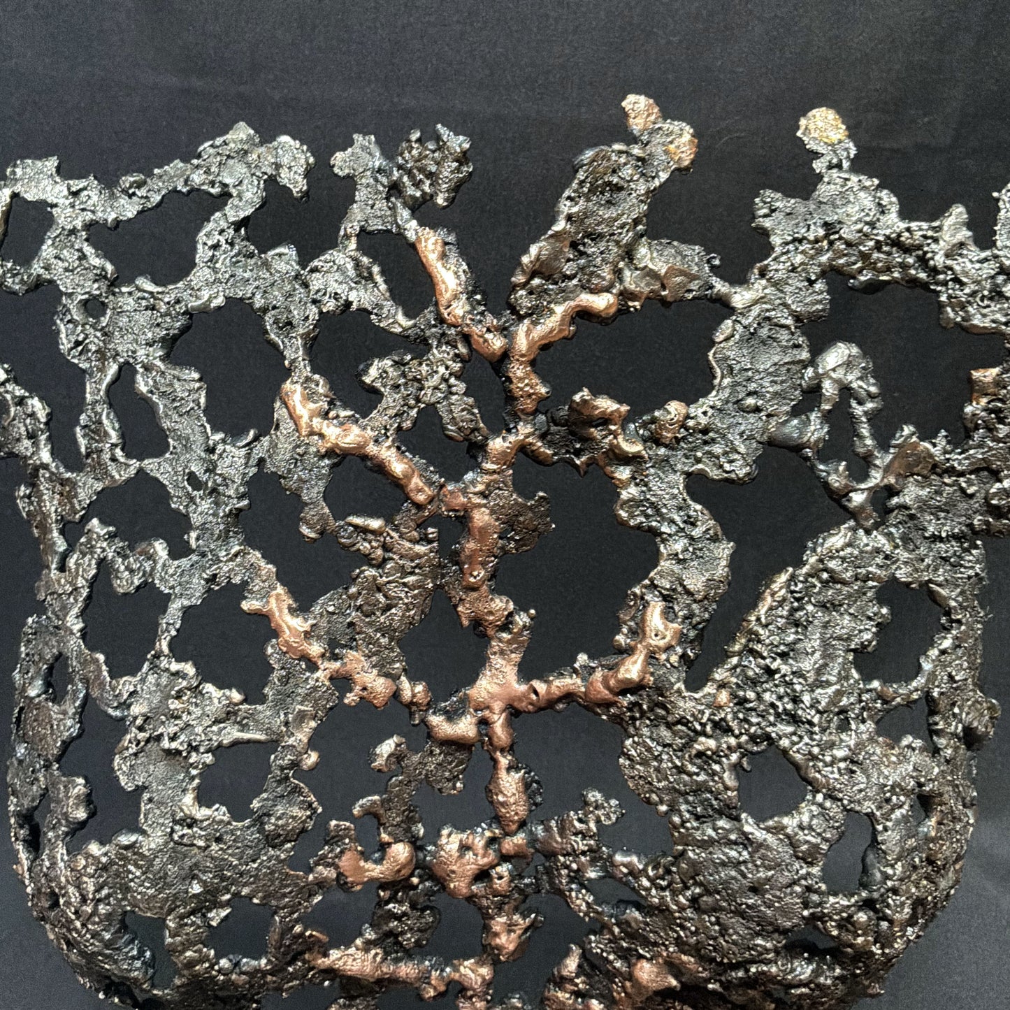 Détail de la texture en acier et bronze de Belisama Au cœur de la matière, sculpture contemporaine réalisée à la main.