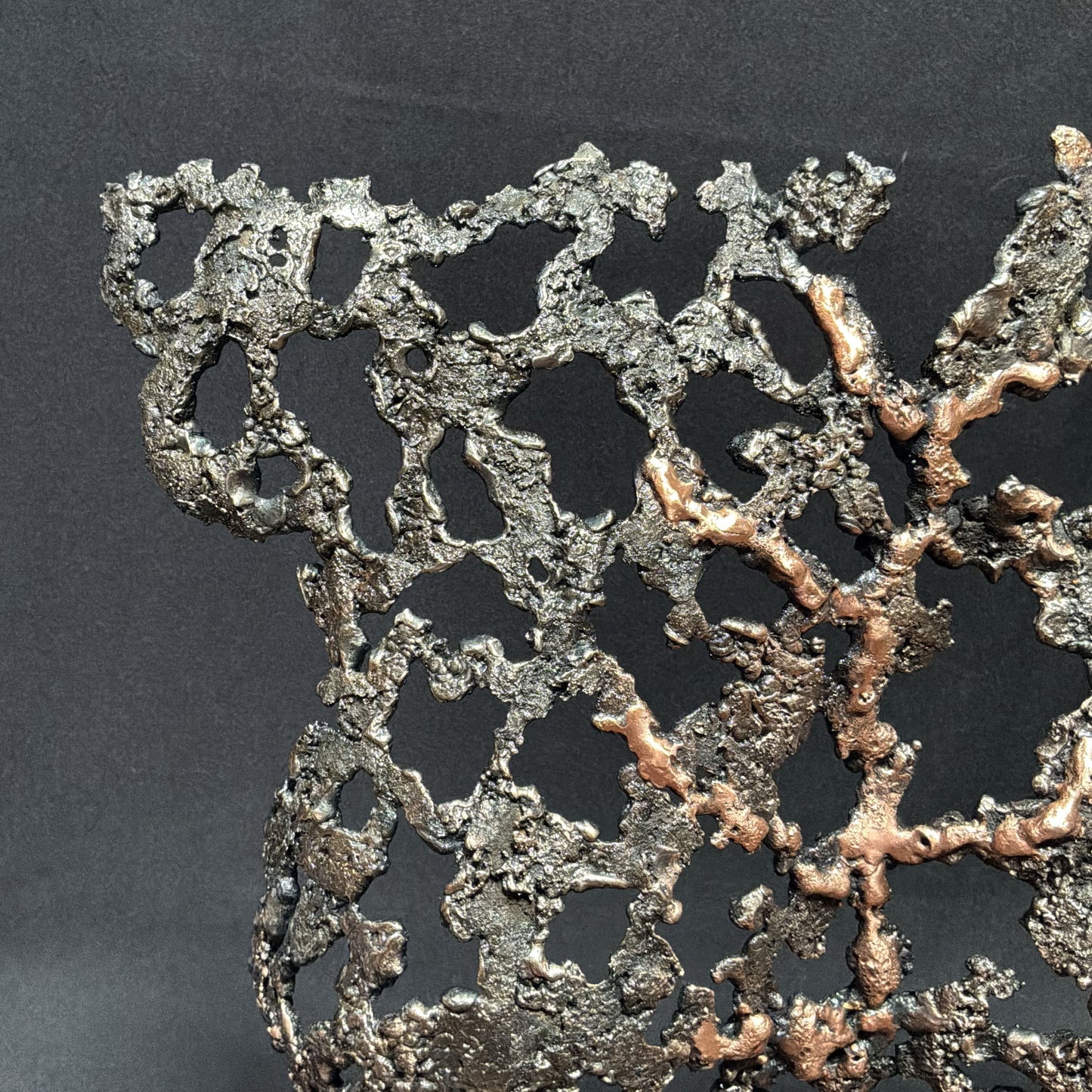 Détail de la texture en acier et bronze de Belisama Au cœur de la matière, sculpture contemporaine réalisée à la main.