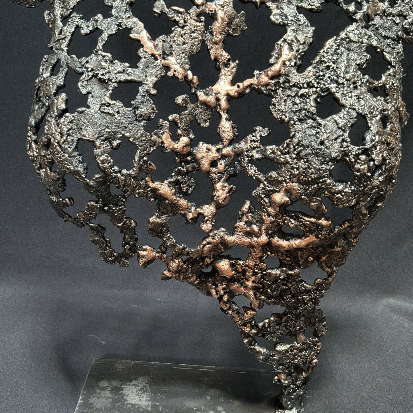 Détail de la texture en acier et bronze de Belisama Au cœur de la matière, sculpture contemporaine réalisée à la main.