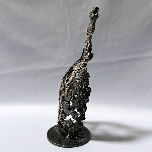 sculpture contemporaine bouteille ajourée en métal