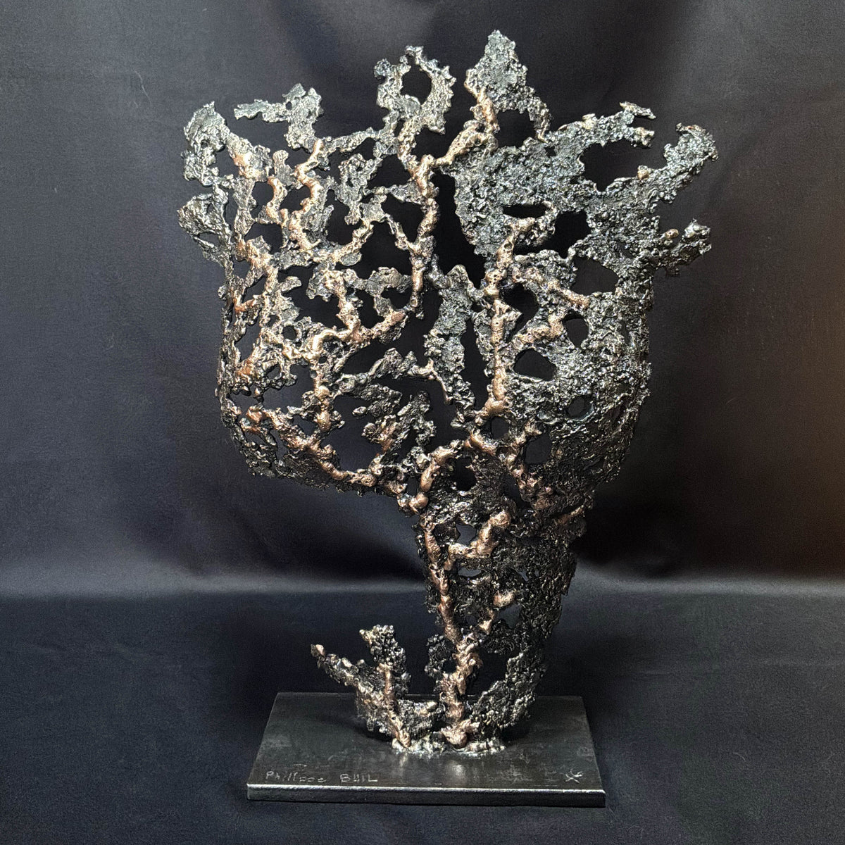 Au cœur du feu, sculpture de buste féminin en acier et bronze réalisée à la main