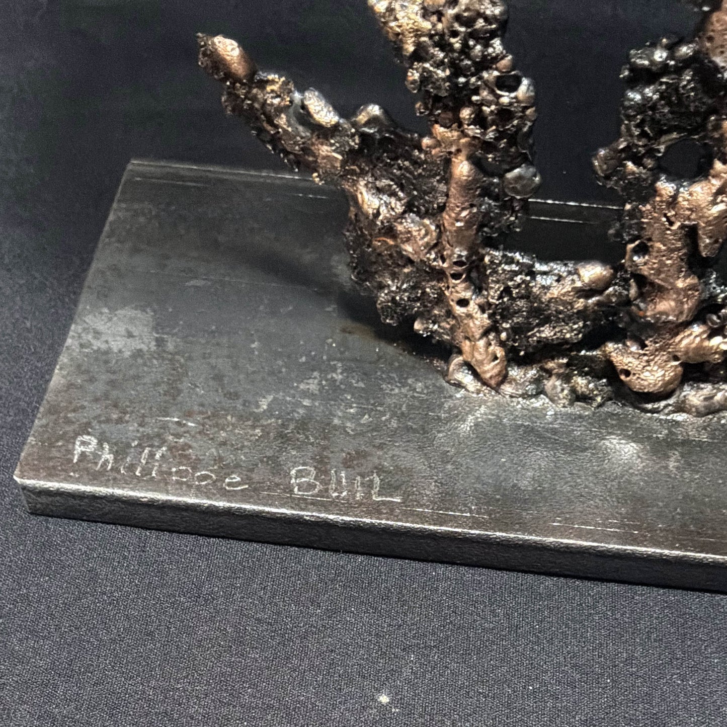 Signature de l'artiste sur le socle de la sculpture Belisama Au coeur du feu