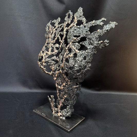 Vue latérale de Au cœur du feu, sculpture de buste féminin contemporain en métal