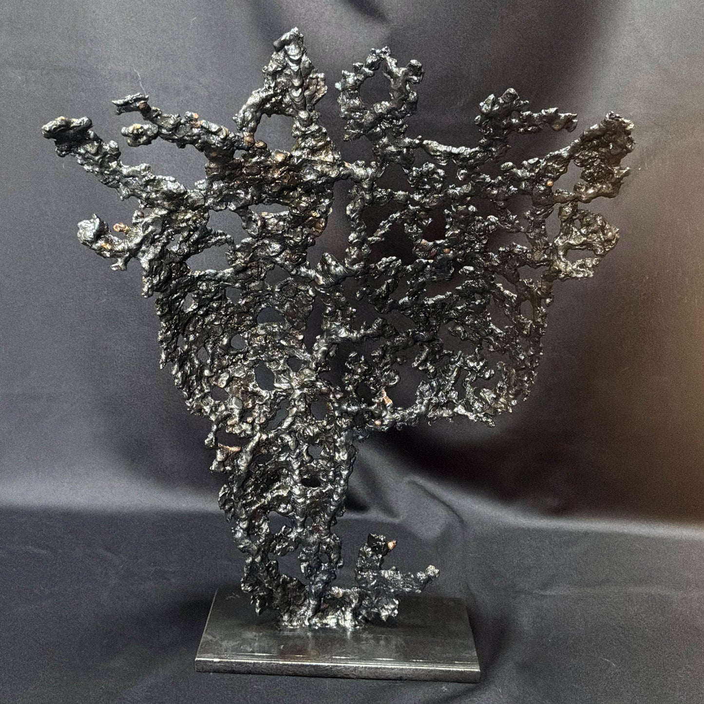 Vue arrière de Au cœur du feu, sculpture de buste féminin contemporain en métal