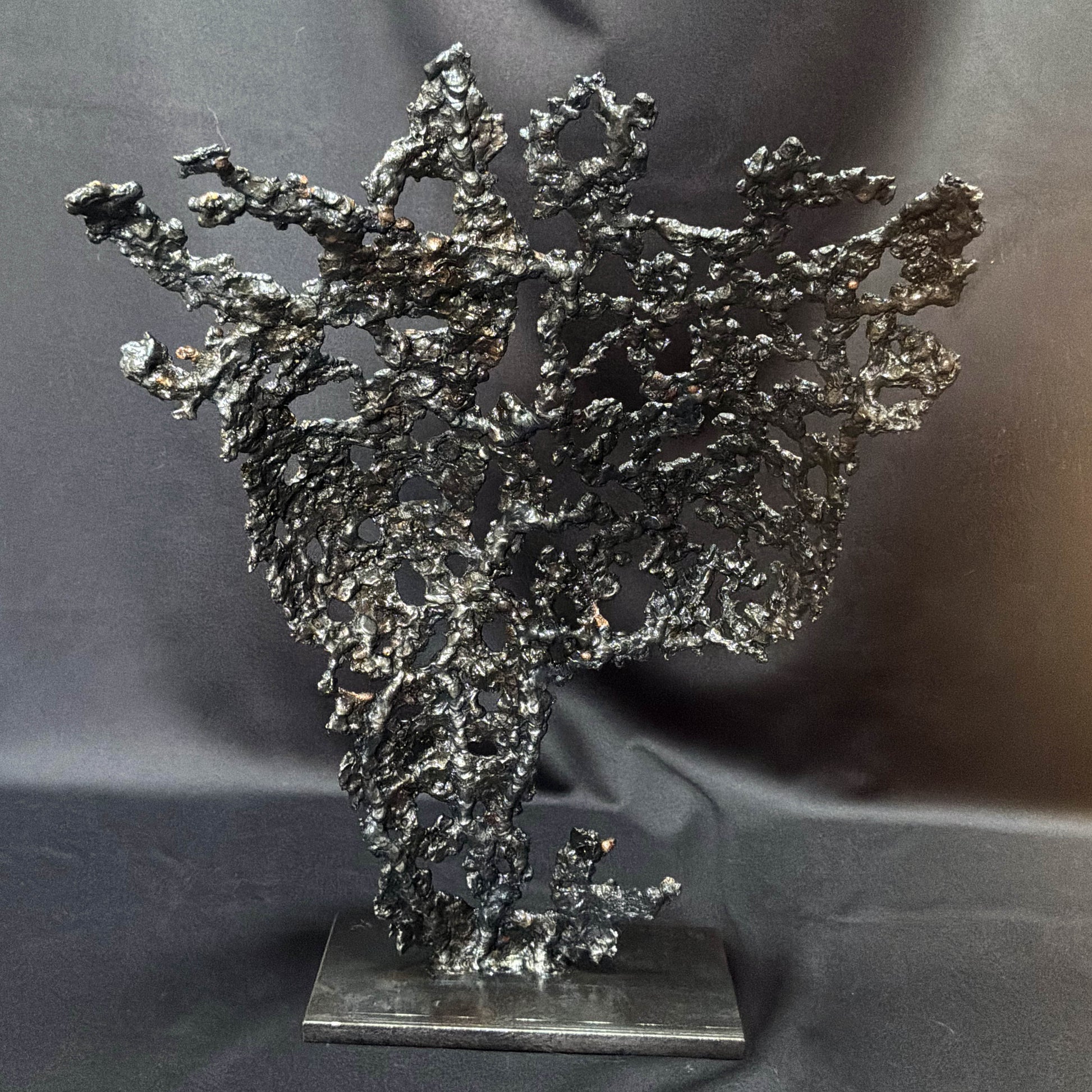 Vue arrière de Au cœur du feu, sculpture de buste féminin contemporain en métal