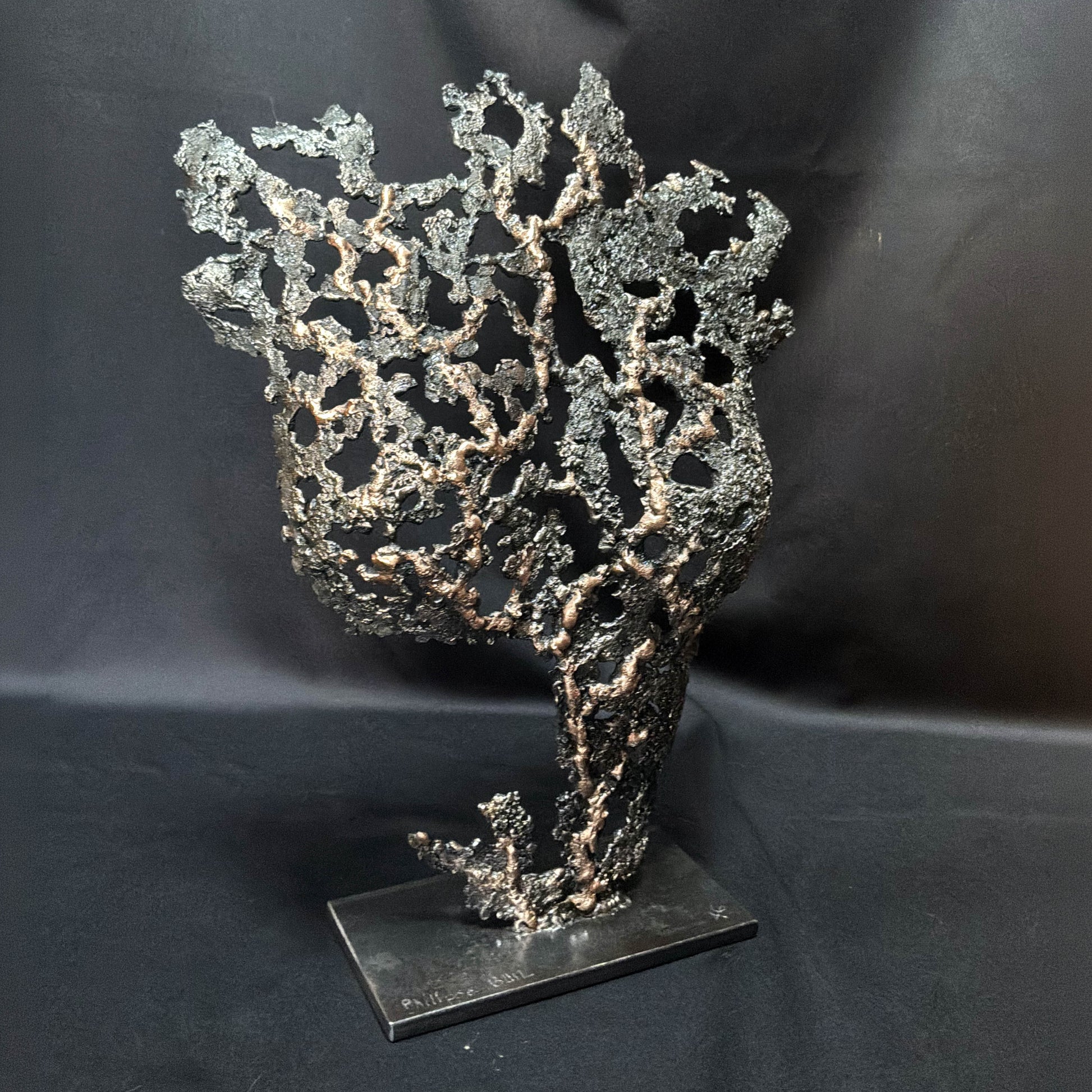 Au cœur du feu, sculpture contemporaine de corps féminin en acier et bronze présentée sur son socle