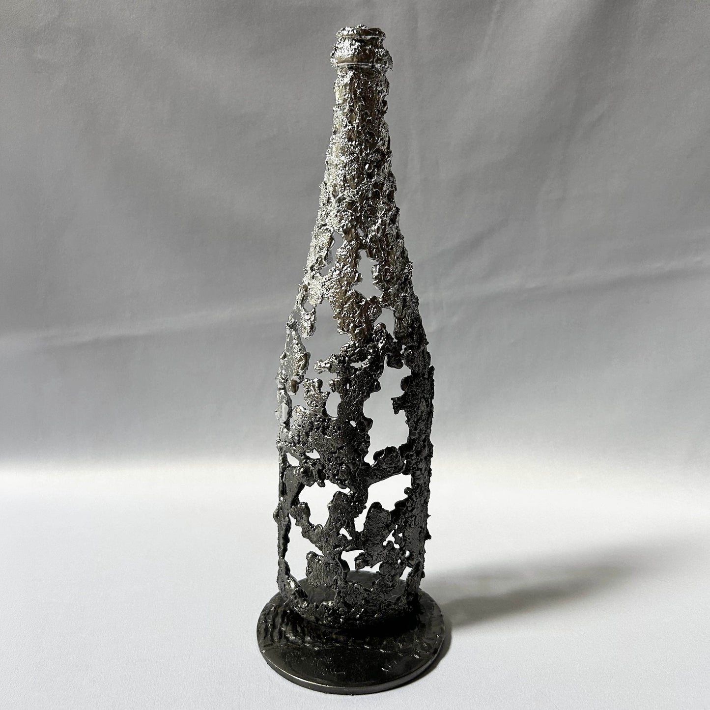 sculpture bouteille vin métal acier chrome contemporaine