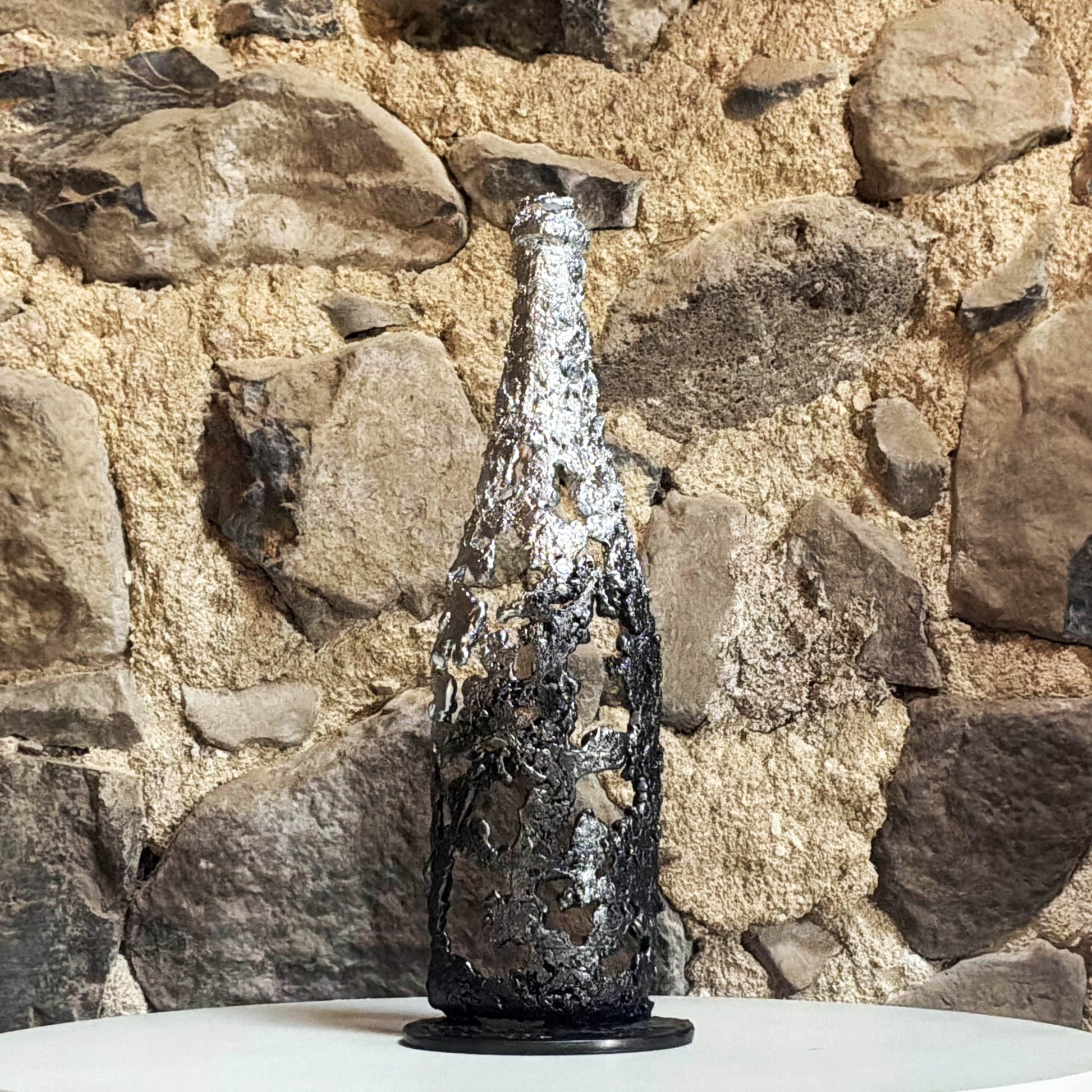 œuvre contemporaine bouteille vin métal