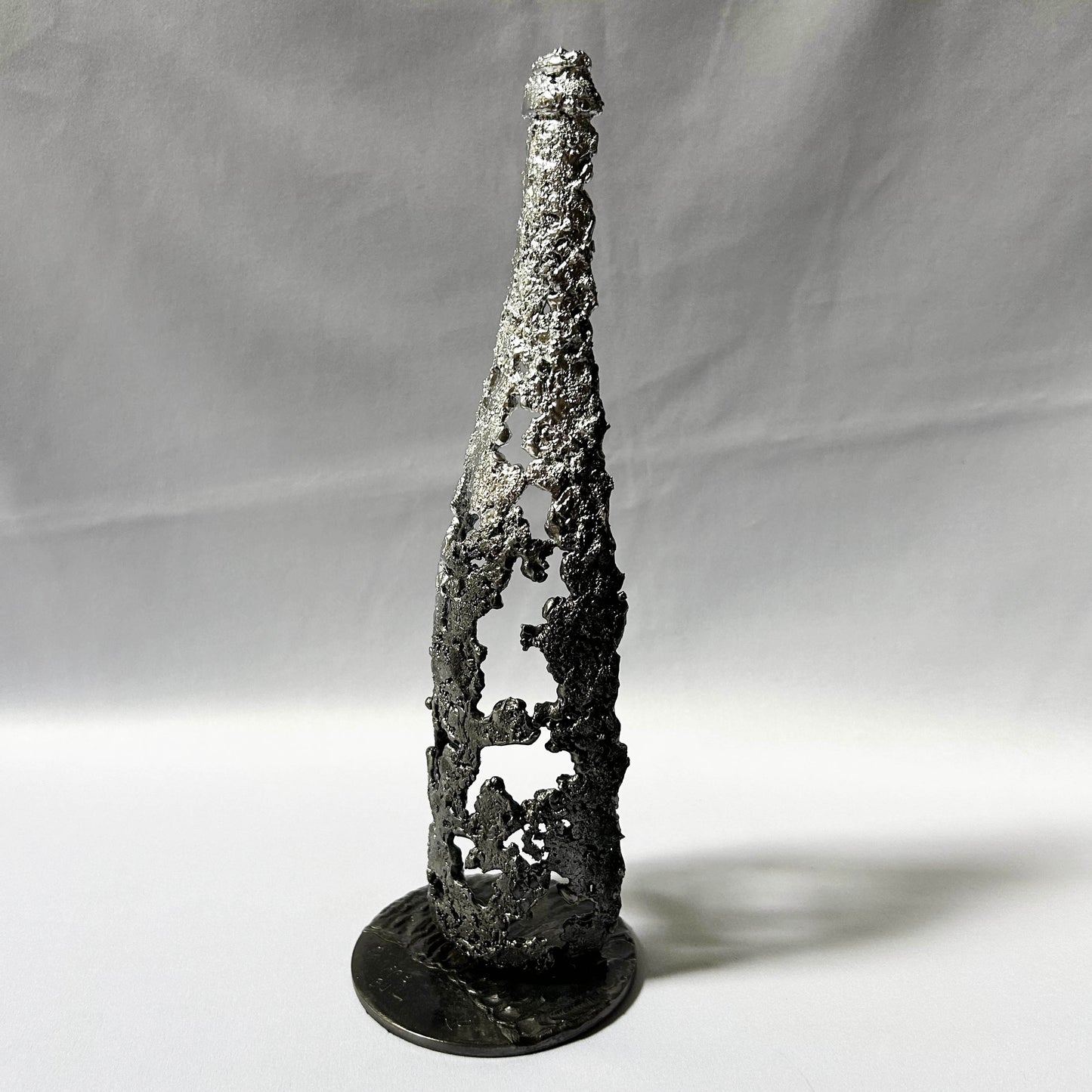 bouteille vin en dentelle de métal ajourée