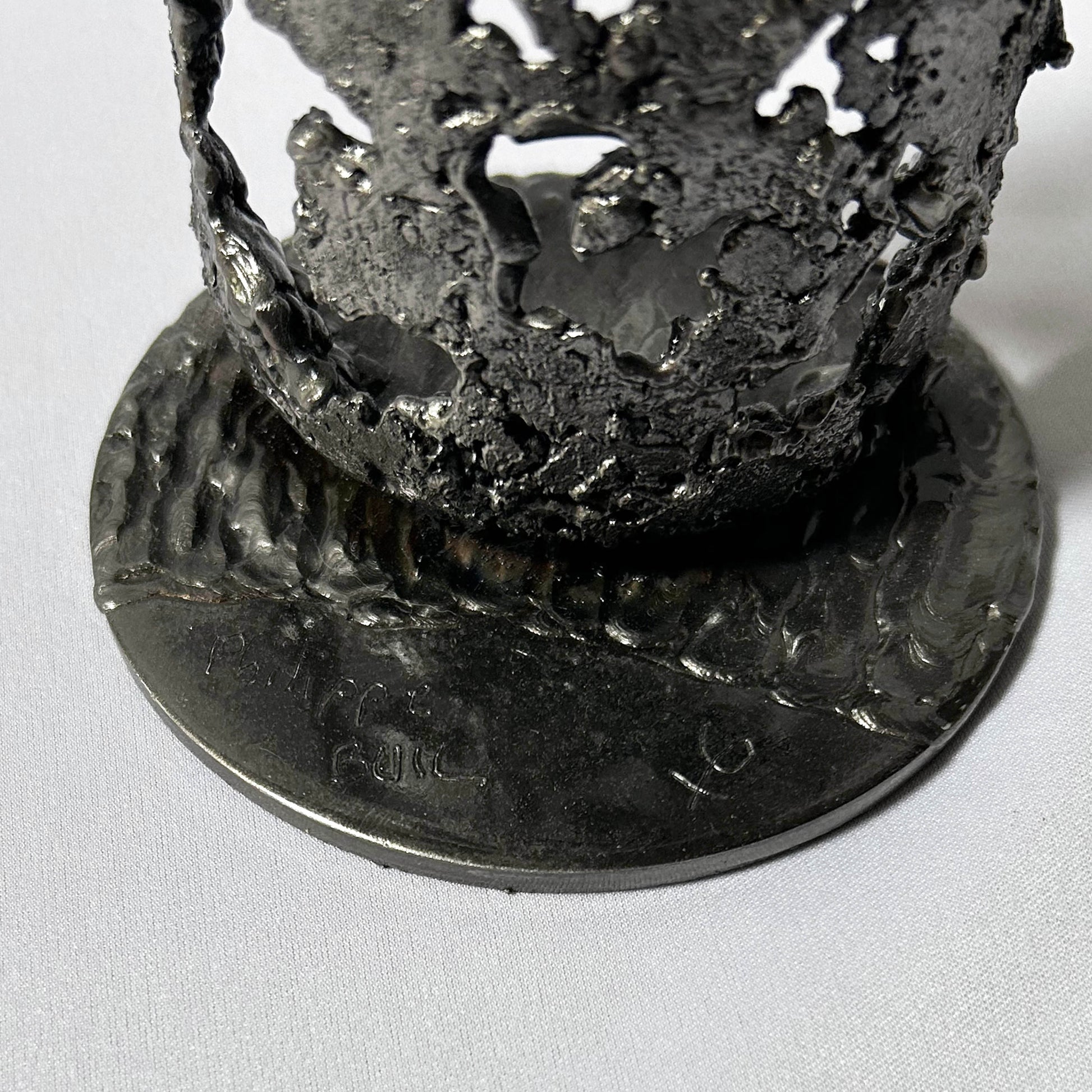 Signature de Philippe Buil sur sculpture acier chrome bouteille vin décorative