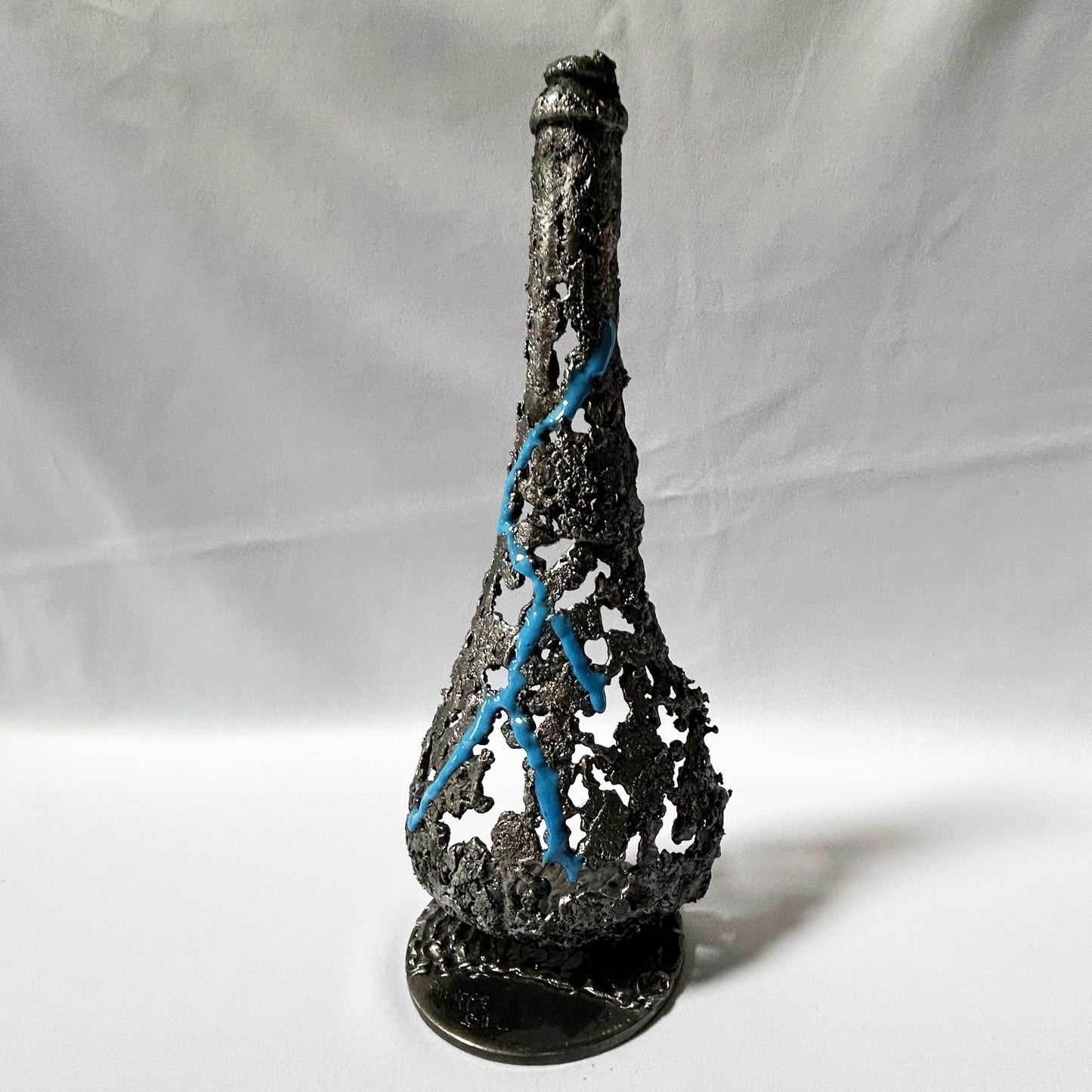 sculpture bouteille champagne métal avec résine bleue contemporaine