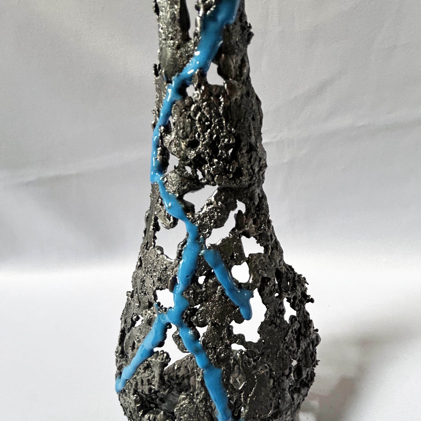 détail sculpture bouteille champagne métal texture dentelle