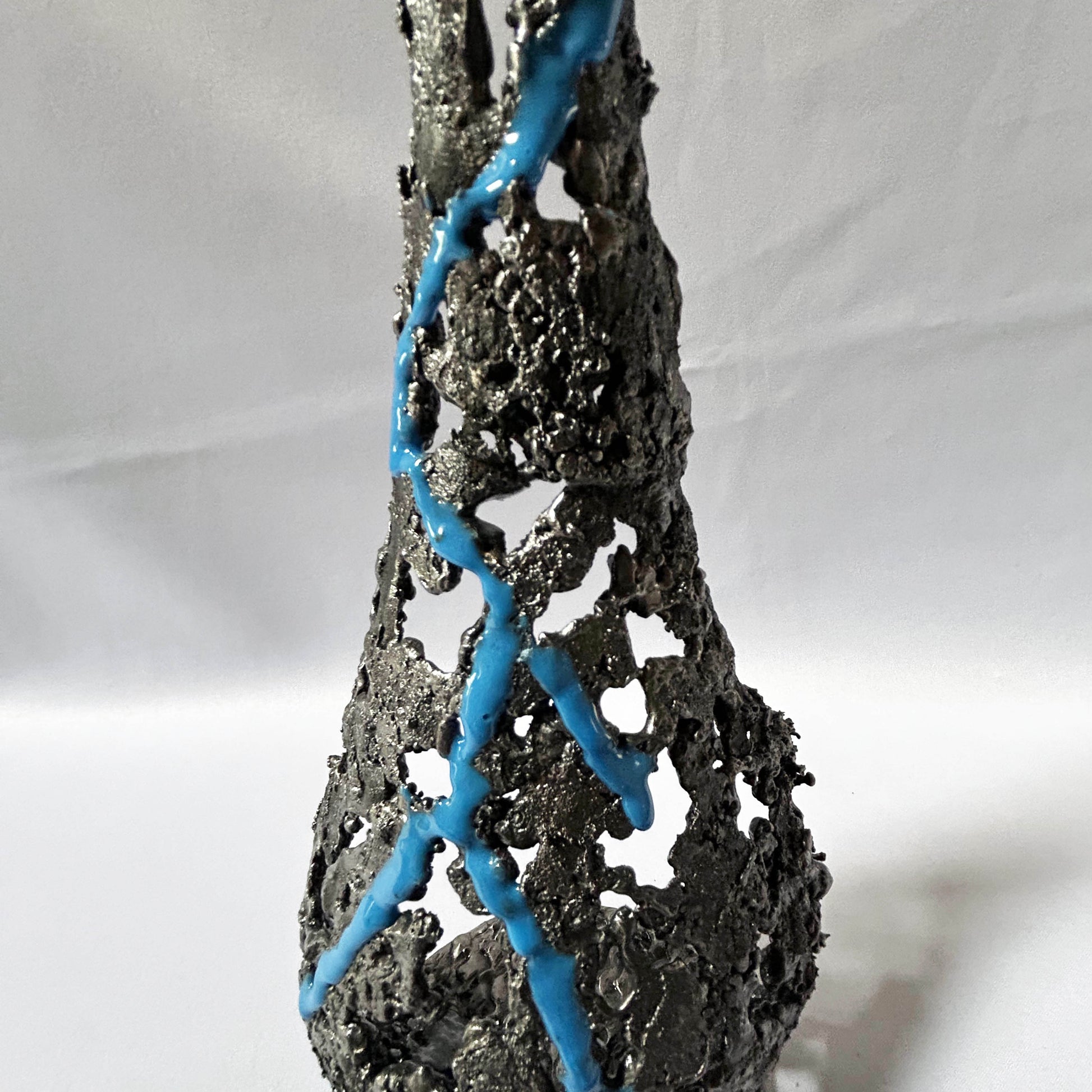 détail sculpture bouteille champagne métal texture dentelle