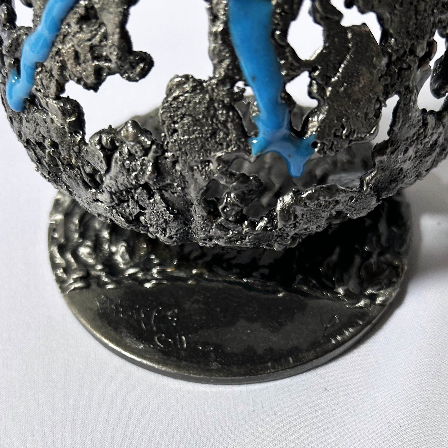 signature de Philippe Buil sur sculpture bouteille champagne métal texture dentelle