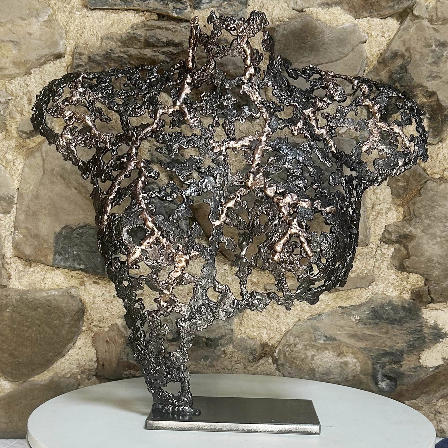 Buste féminin à taille réelle en dentelle de métal, sculpture en acier et bronze de Philippe Buil, forme ajourée organique, série Belisama.